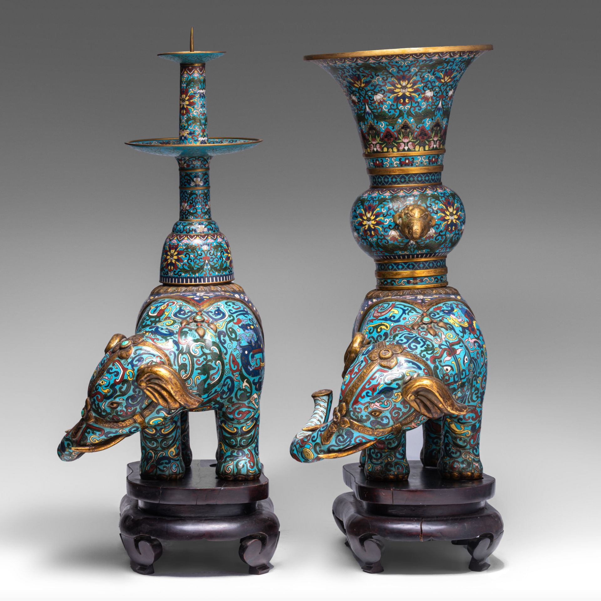 A Chinese five-piece semi-precious stone inlaid cloisonne garniture, late Qing, tallest H 57,5 - W 4 - Bild 12 aus 22