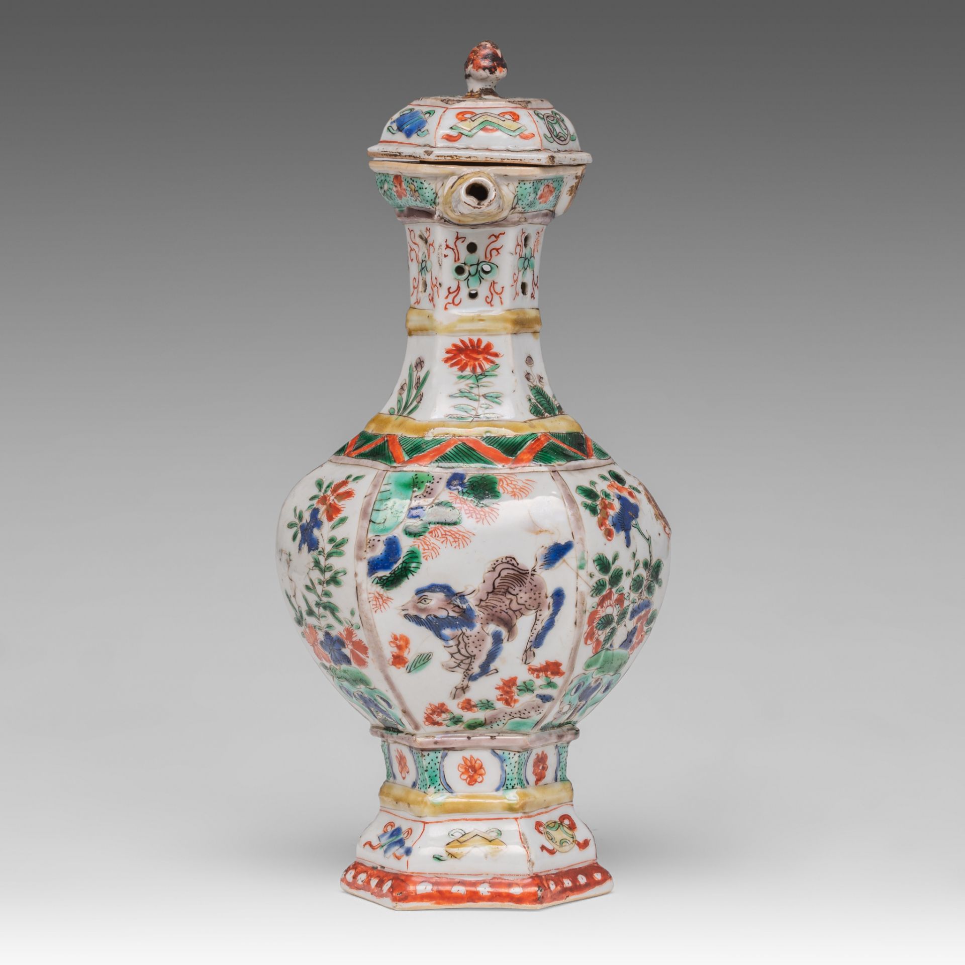 A Chinese famille verte hexagonal puzzle jug or ewer, Kangxi period, H 23,5 cm - Image 2 of 7