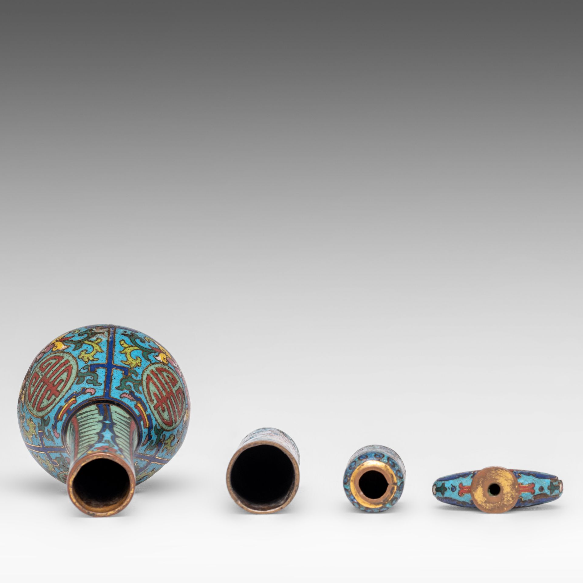 A collection of Chinese cloisonne enamel miniature vases, tallest H 18 cm - Bild 6 aus 6