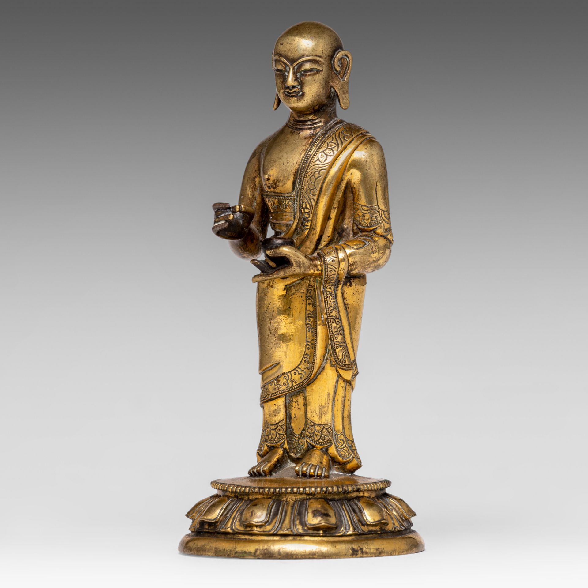 A Chinese-Tibetan gilt bronze figure of an Arhat, 18thC, H 15,5 cm - Bild 2 aus 7