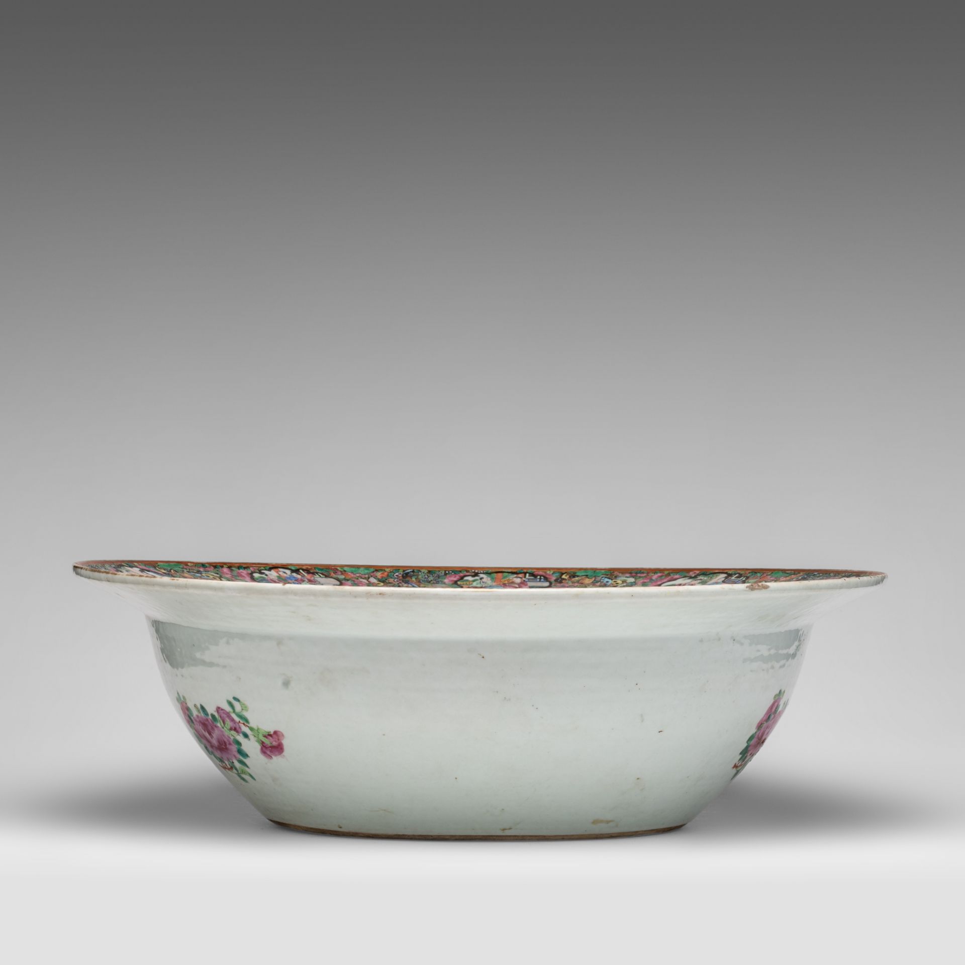 A Chinese Canton famille rose basin bowl, 19thC, dia 47 - H 14,5 cm - Bild 7 aus 9