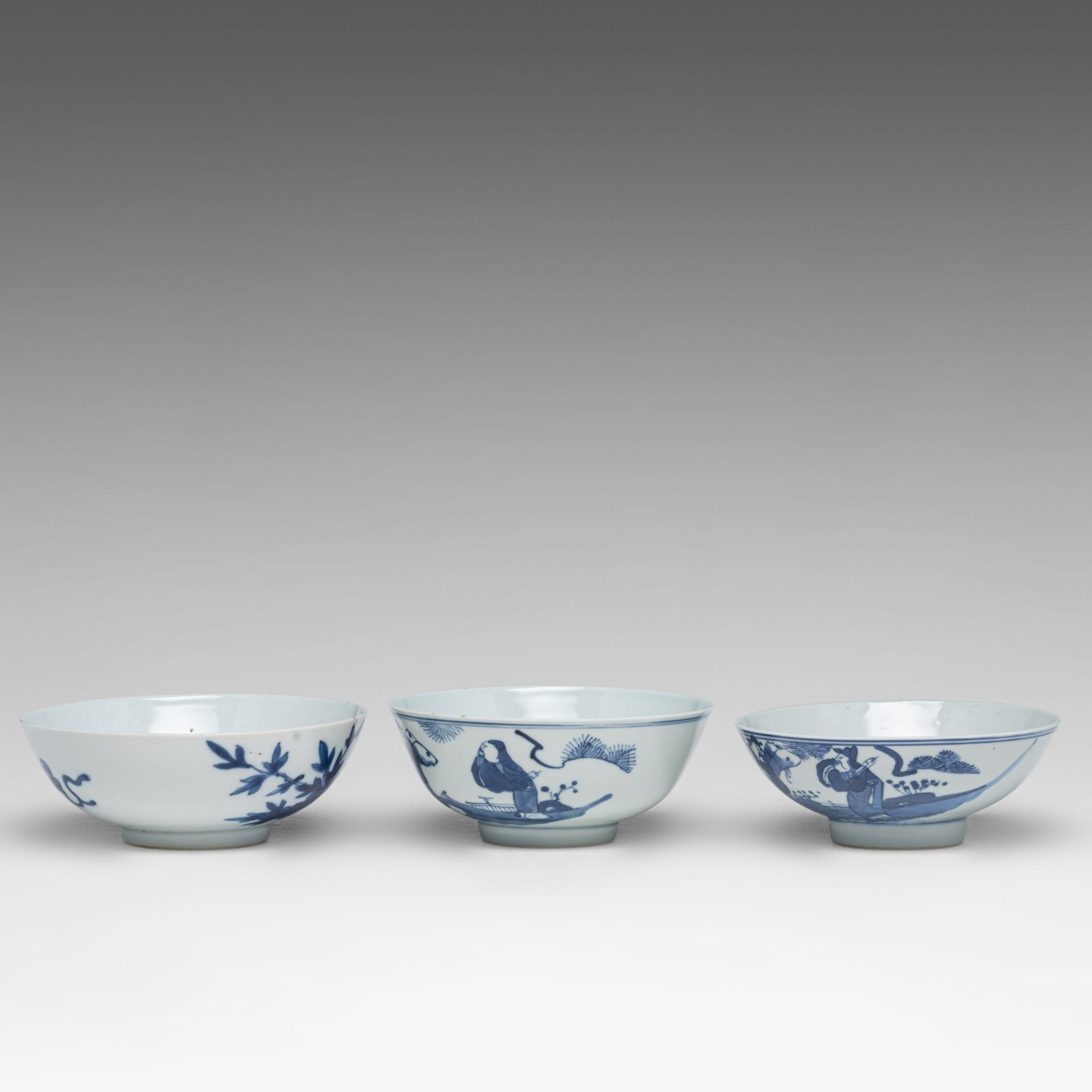 A collection of Chinese blue and white bowls and a pair of celadon vases, late 19thC/Republic period - Image 15 of 19