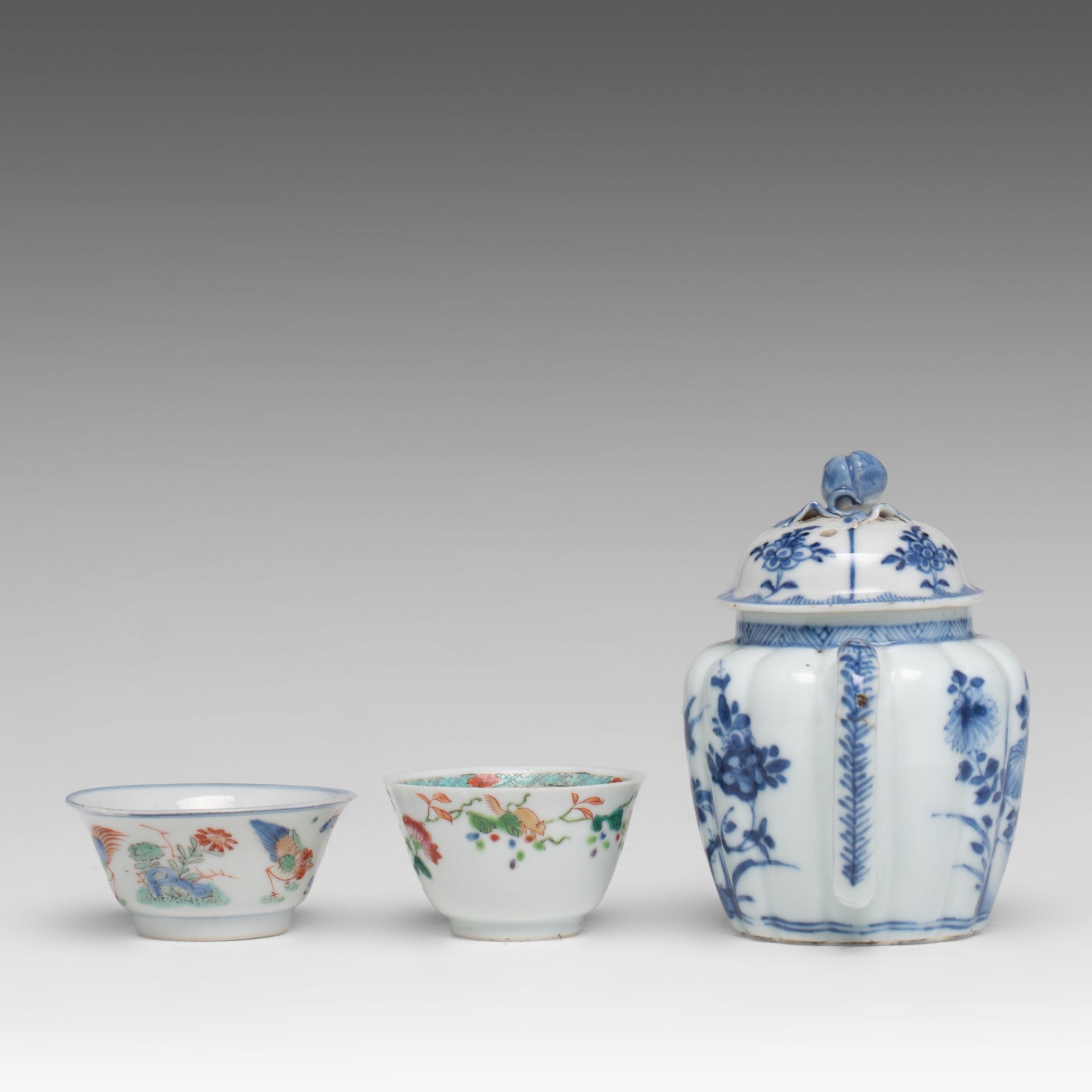A small collection of Chinese tea ware, incl. a famille verte 'Cockerel' teacup, Yonghzeng/Qianlong - Bild 2 aus 6