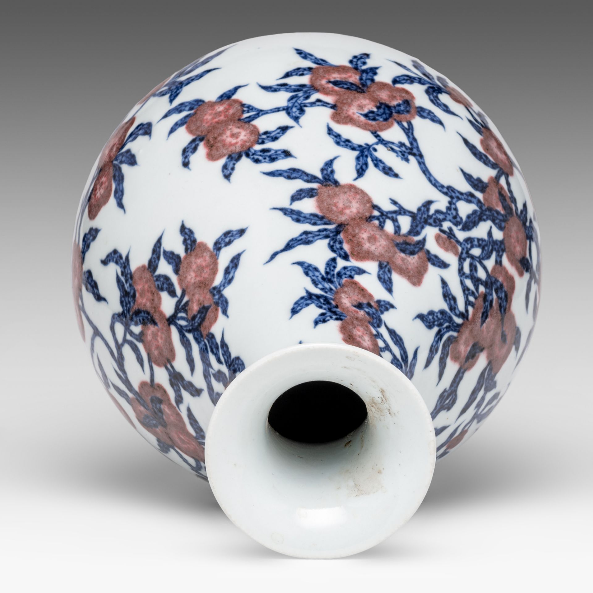 A Chinese blue and white and copper red 'Peaches' yuhuchunping vase, with a Yongzheng mark, H 32,5 c - Image 5 of 6