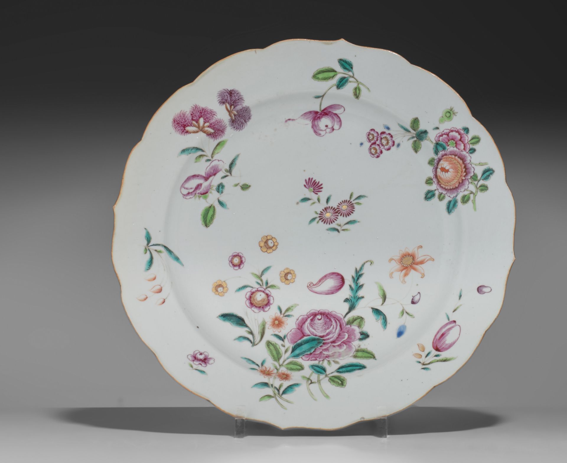 Three Chinese famille rose 'Deutsche Blumen' foliate-shaped export porcelain chargers, 18thC, dia 34 - Bild 4 aus 7