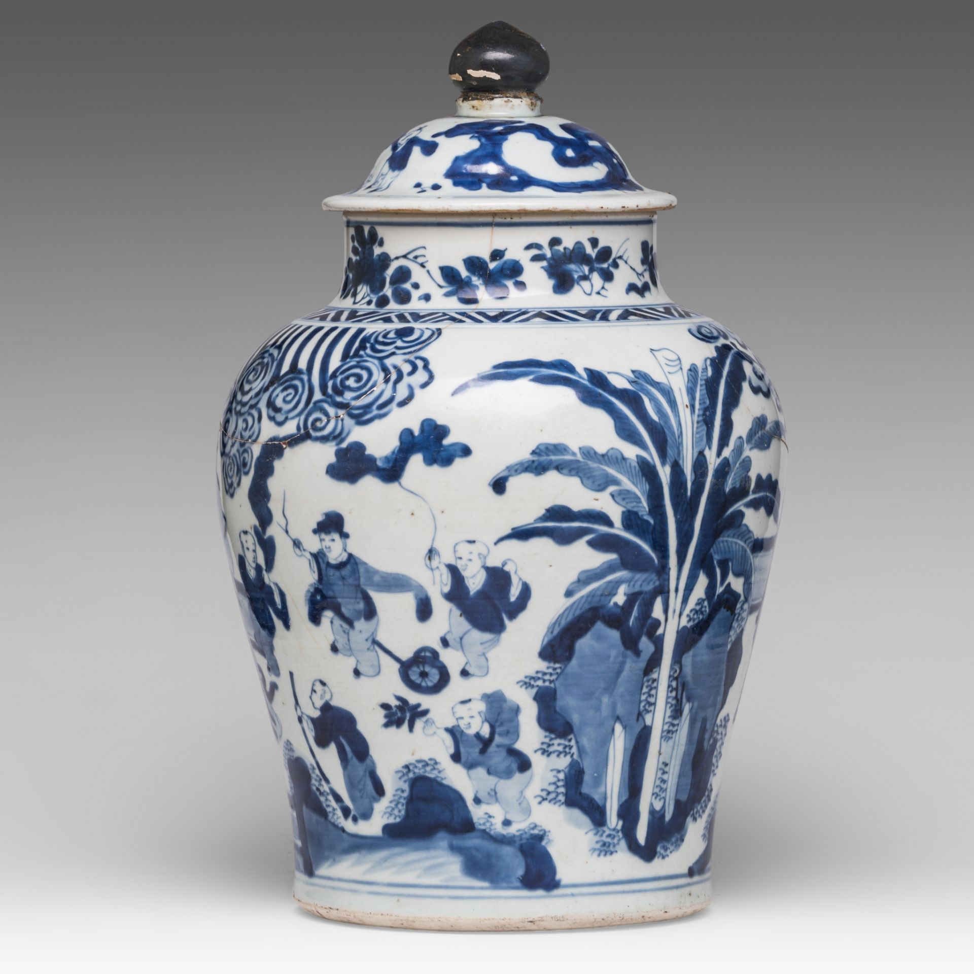 A Chinese Ming style blue and white 'Long Elisa' baluster jar and cover, Transitional/ Chongzheng pe - Bild 3 aus 8