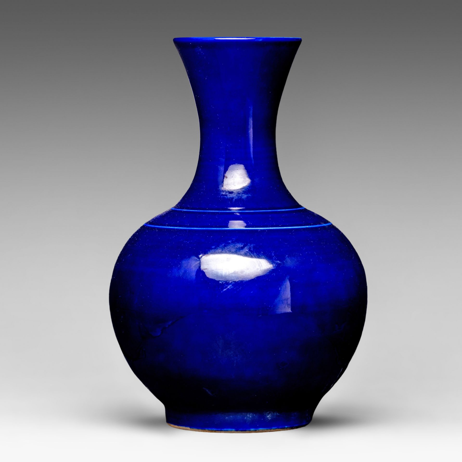 A Chinese monochrome sacrificial blue-glazed bottle vase, 20thC, H 33,5 cm - Bild 3 aus 7