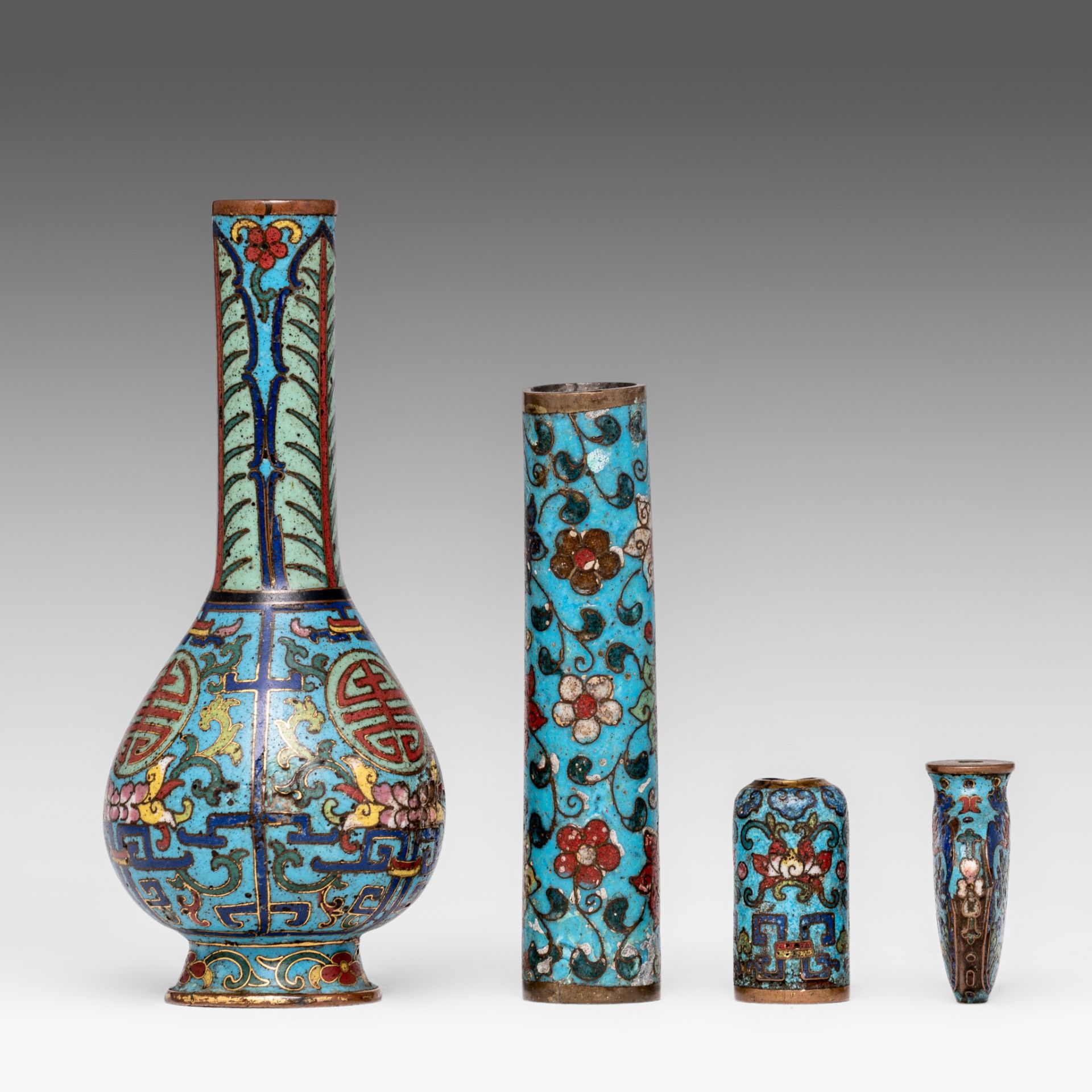 A collection of Chinese cloisonne enamel miniature vases, tallest H 18 cm - Bild 2 aus 6