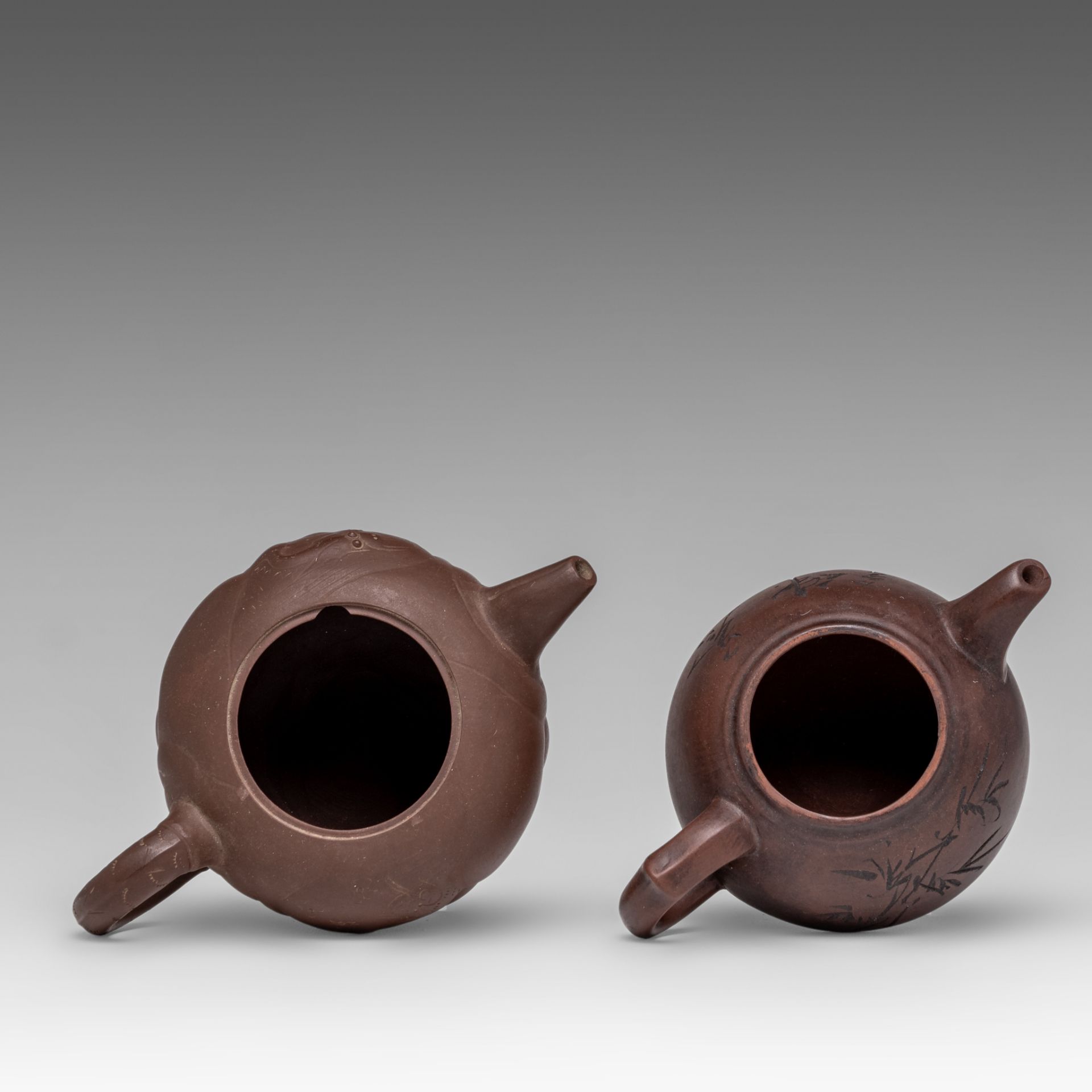 Two Chinese zhisha teapots, 20thC, L 17 - H 10,5 cm / L 20,5 - H 11,5 cm - Bild 6 aus 9