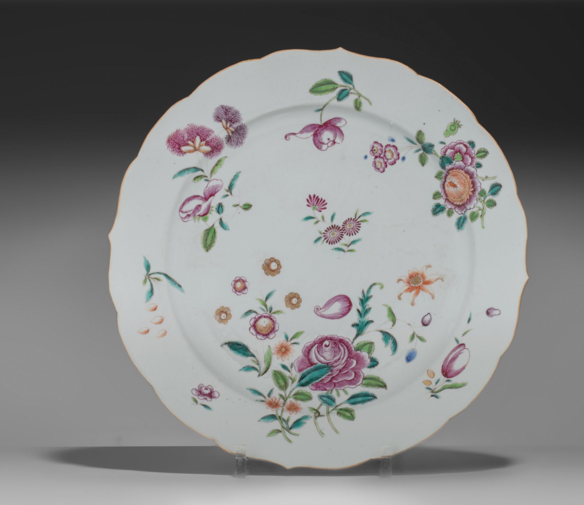 Three Chinese famille rose 'Deutsche Blumen' foliate-shaped export porcelain chargers, 18thC, dia 34 - Bild 6 aus 7