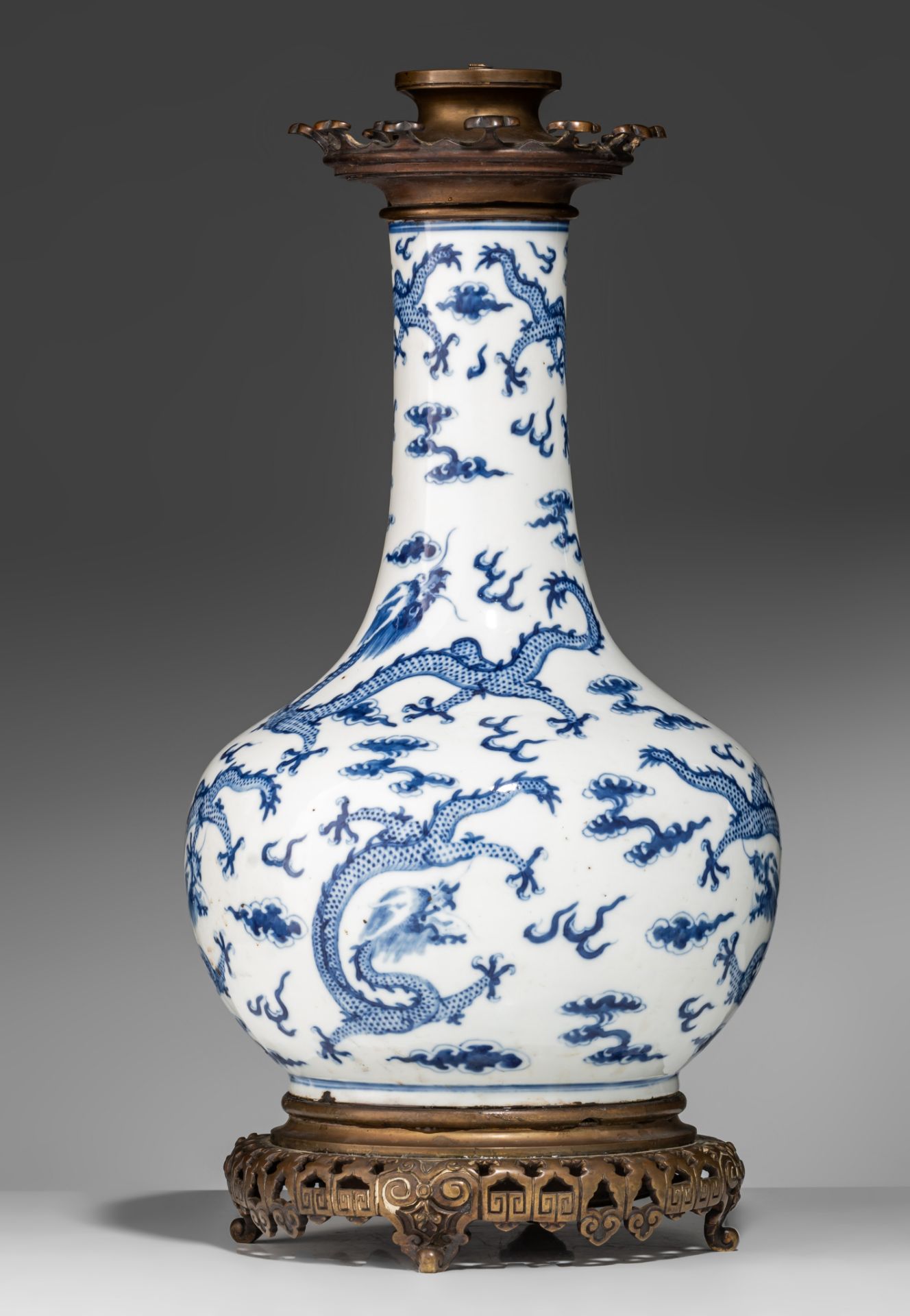 A Chinese blue and white 'Dragons' bottle vase, Guangxu period, Total H 47,5 cm - Bild 4 aus 7