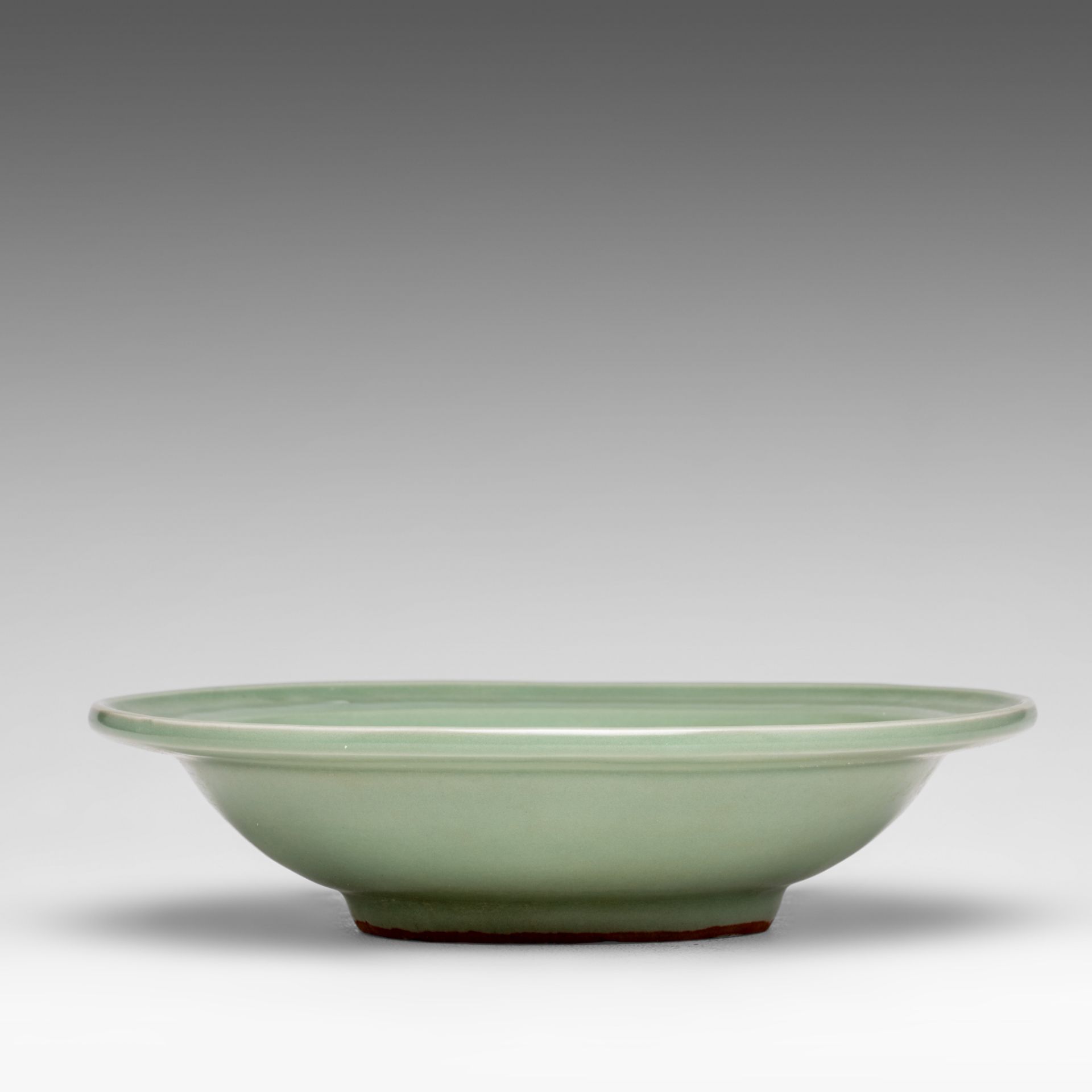 A Chinese longquan celadon plate, Ming dynasty, dia 22 cm - Bild 5 aus 7