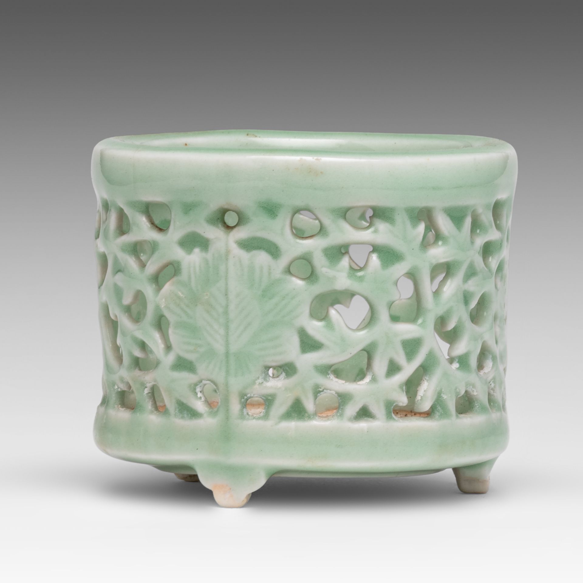 A Chinese celadon glazed reticulated 'Flower' tripod censer, H 6,2 cm - Bild 5 aus 7