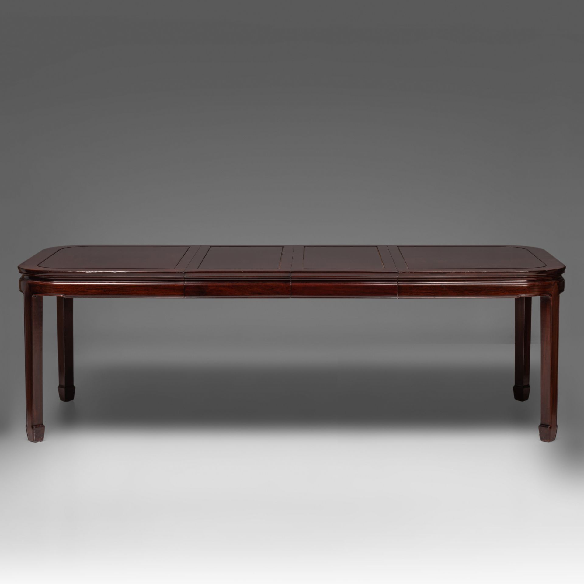 A Chinese rosewood dinner ensemble: dinner table (incl. extend) and ten chairs, 20thC, H 76 - 240 x - Bild 15 aus 18