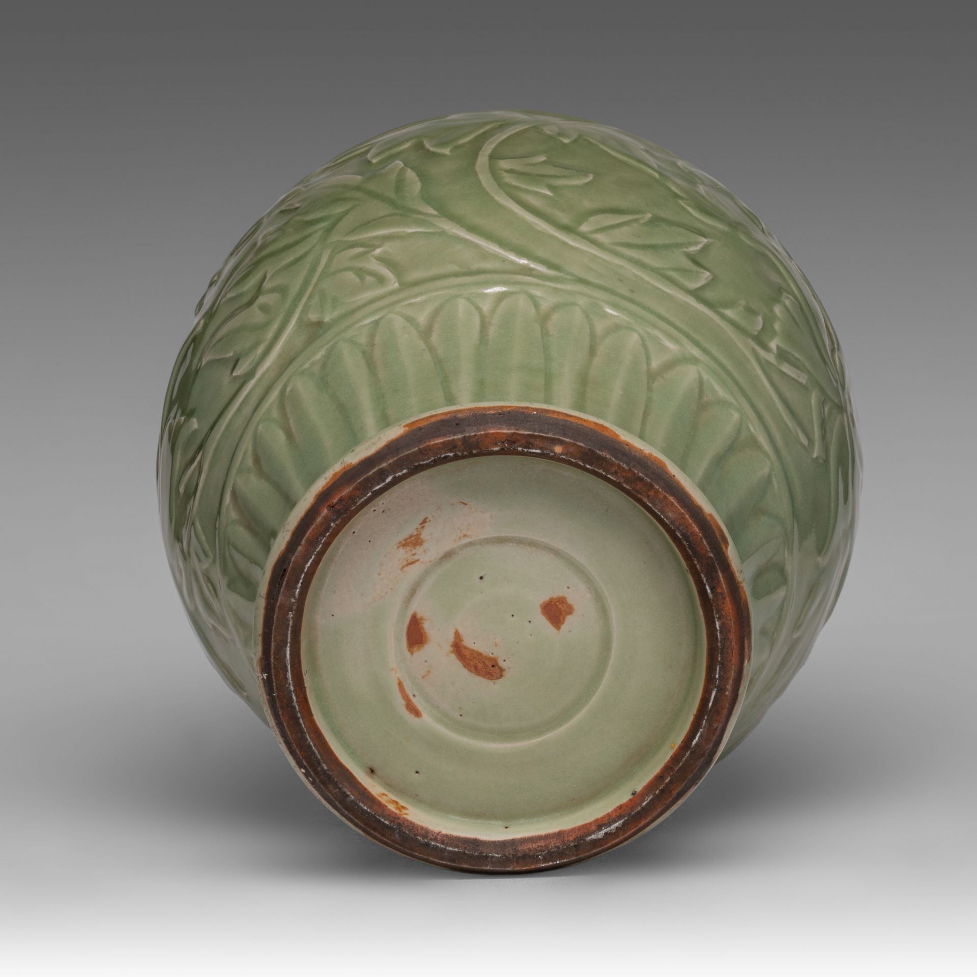 A Chinese carved Longquan celadon 'Peony' jar, Ming dynasty, H 32,5 cm - Bild 6 aus 6