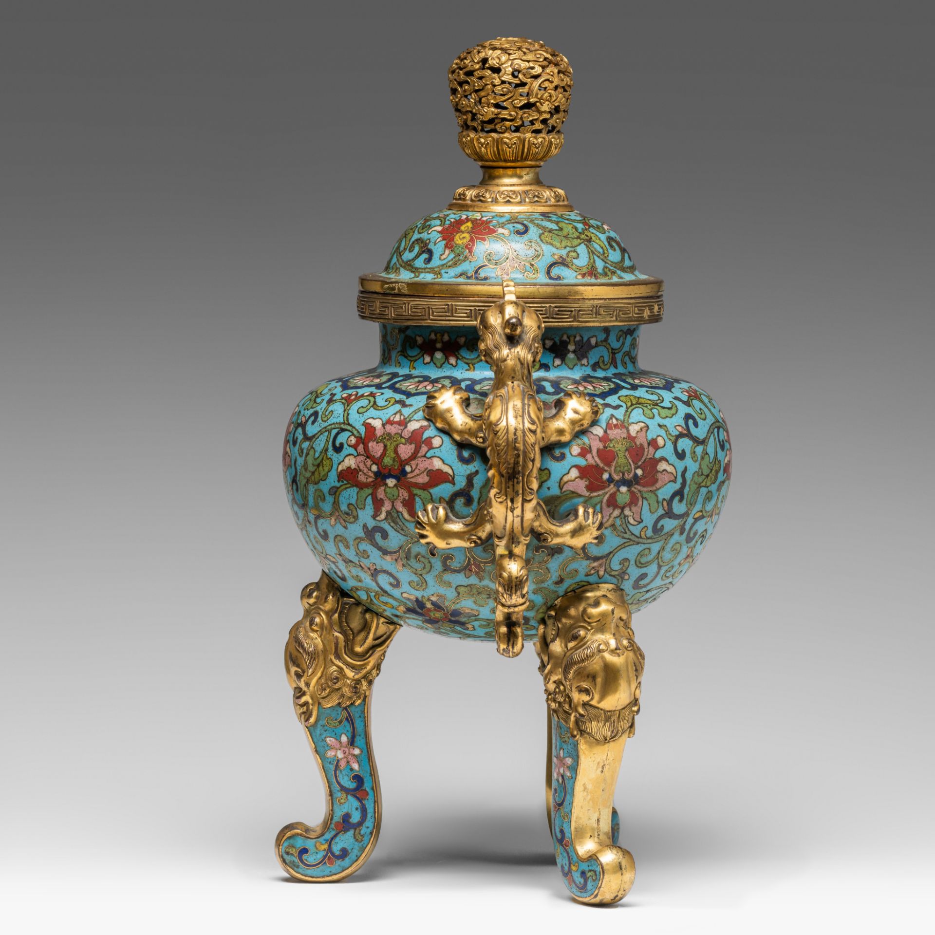 A fine Chinese cloisonne enamelled tripod censer and cover, late 18thC, H 32,8 cm - Image 2 of 8