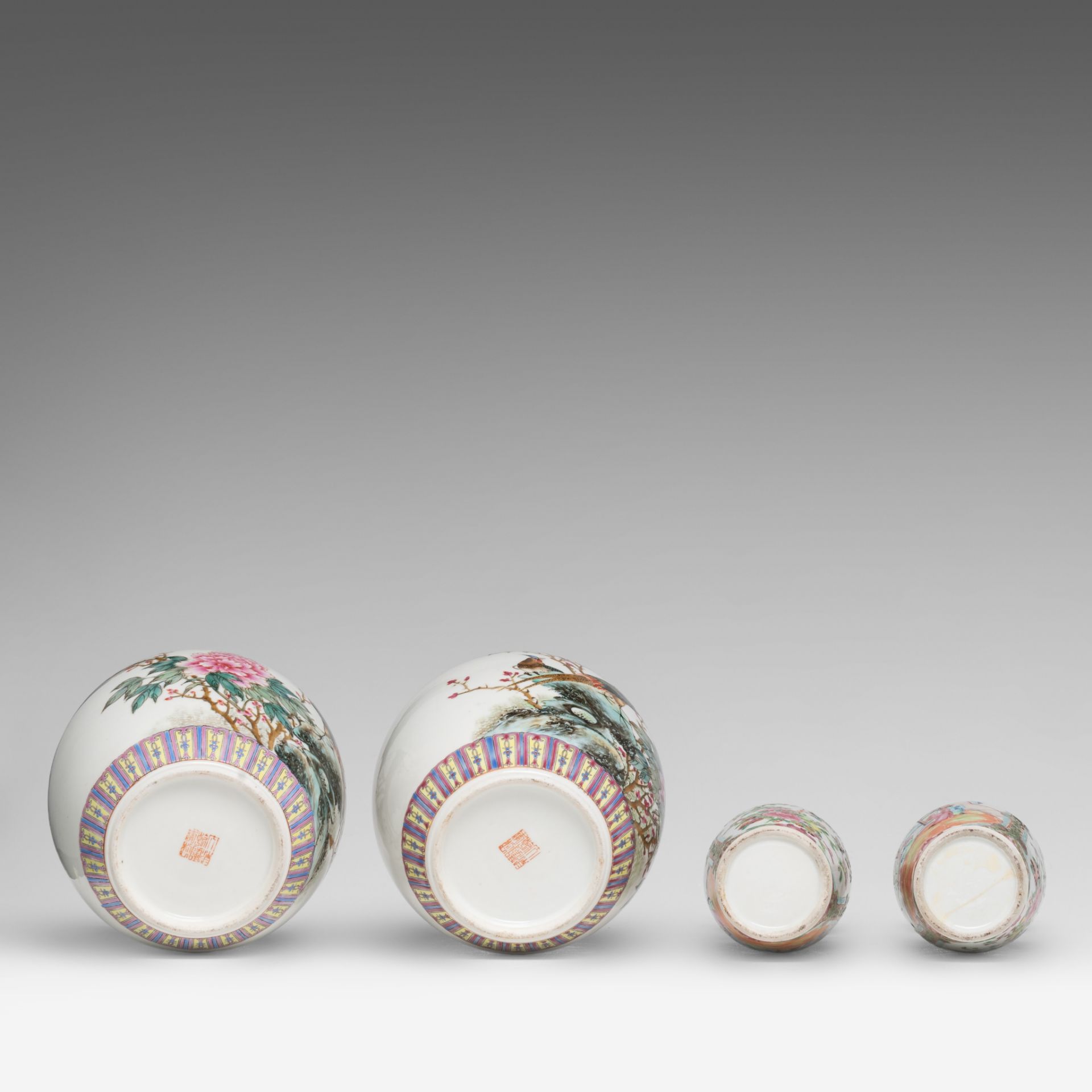 A collection of Chinese famille rose ware, 19thC and 20thC, H 18,5 - 20,5 - dia 15 cm - Bild 8 aus 12