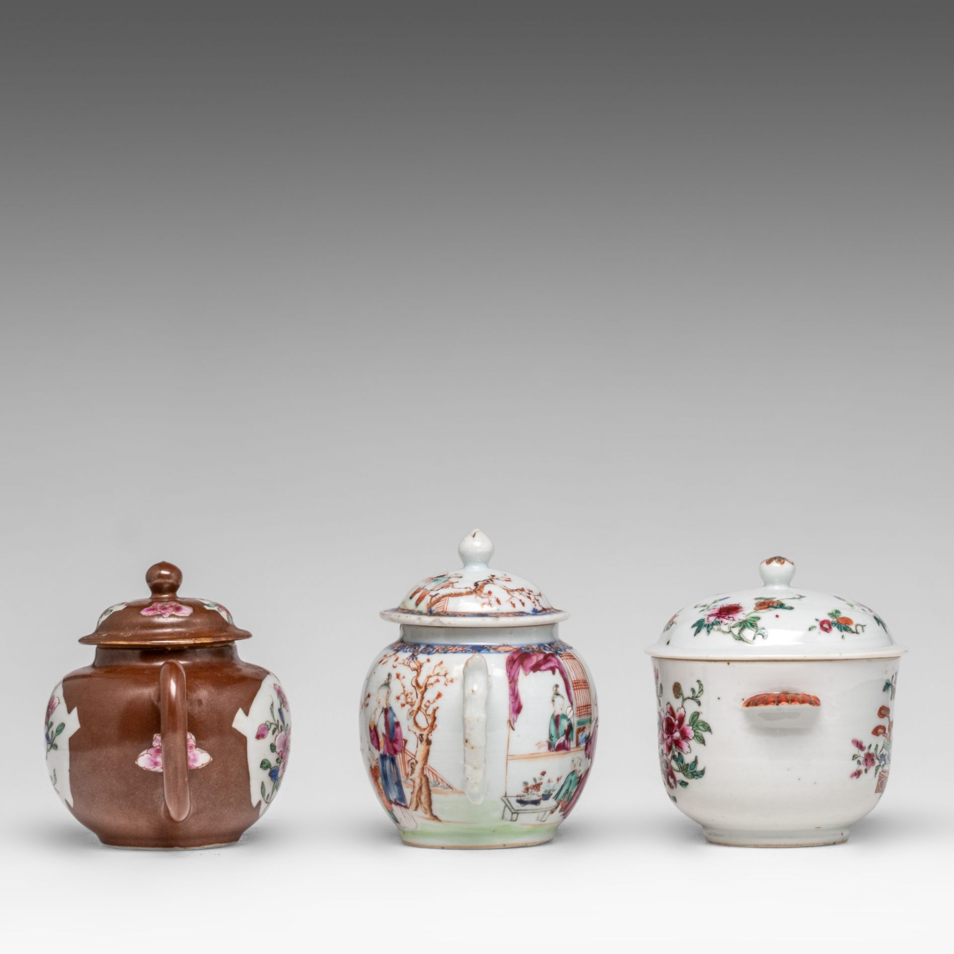 Two Chinese famille rose teapots and a sugar pot, Qianlong period, largest H 14,5 - L 18 cm - Bild 2 aus 8