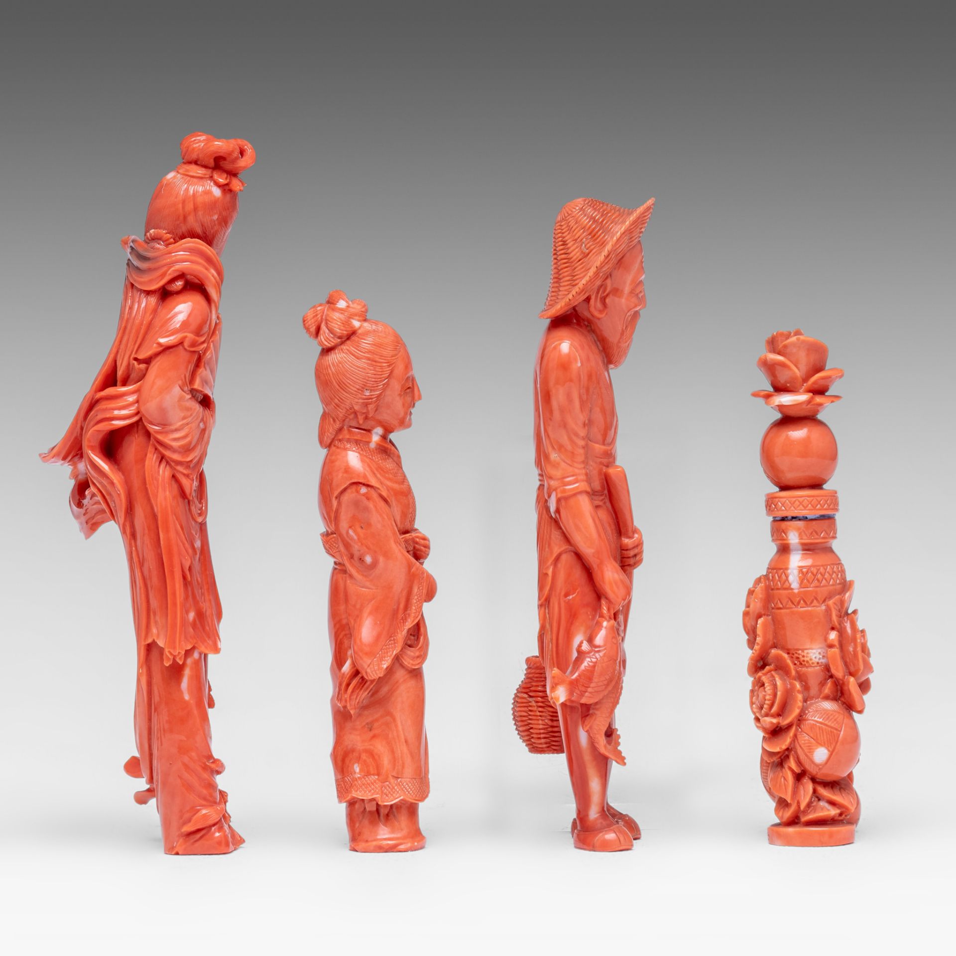 A collection of three Chinese coral figures and a ditto snuff bottle, late Qing/Republic period, Tot - Image 4 of 7