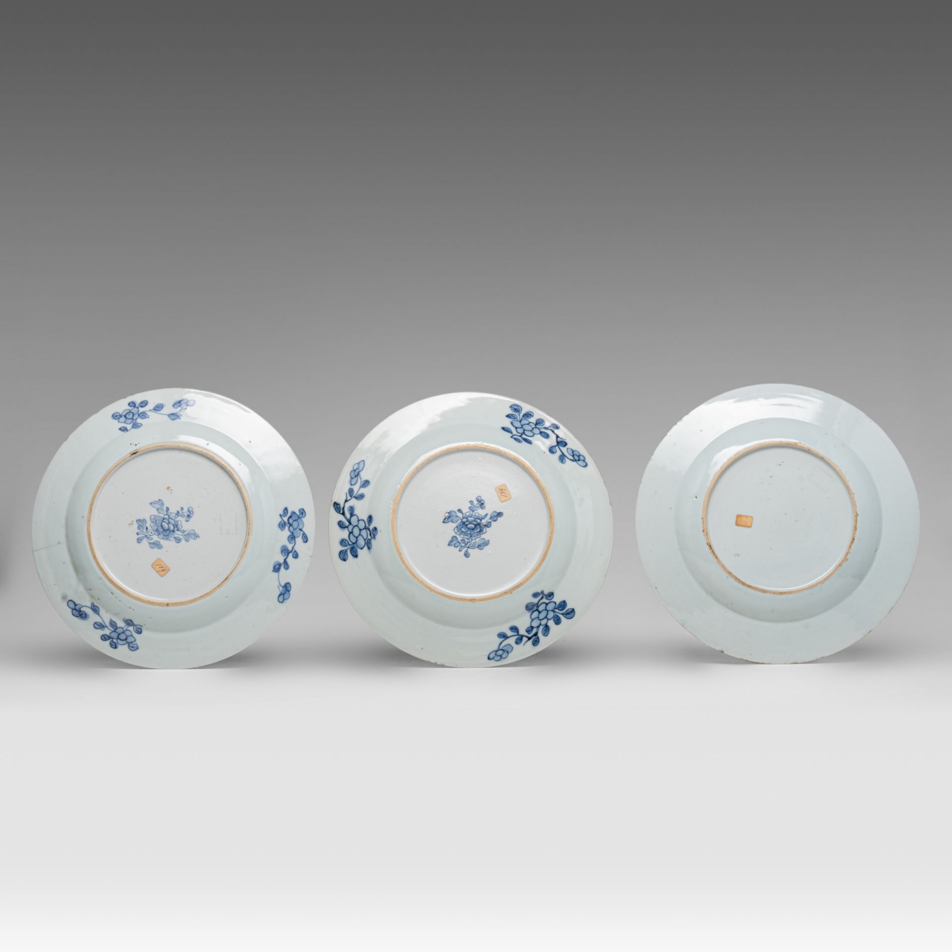 A collection of Chinese blue and white and Imari export porcelain dishes, Kangxi and Qianlong period - Bild 3 aus 5