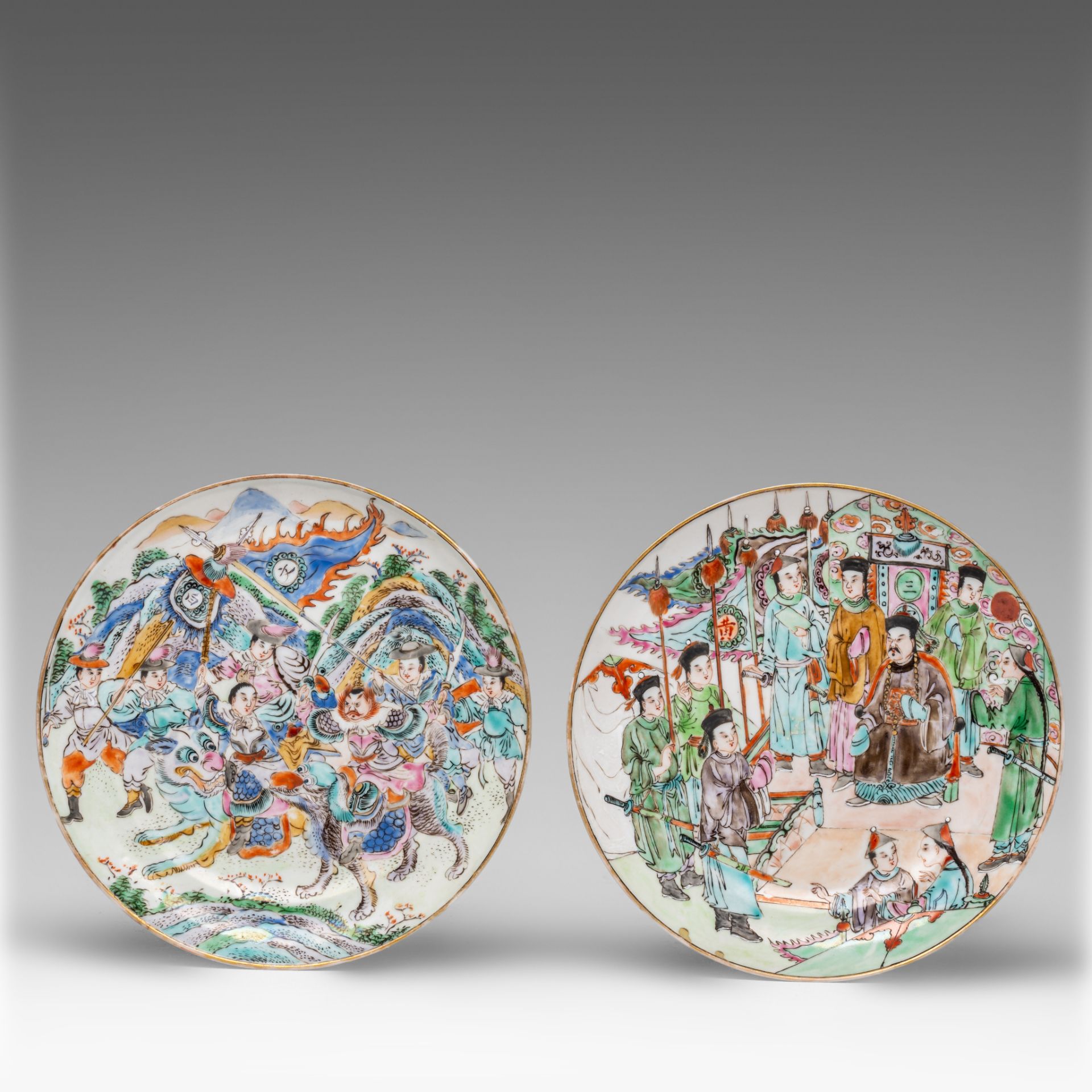 Two rare Chinese famille rose 'Battle scene' Canton dishes, 19thC, dia 19,5 cm - and a famille rose - Bild 2 aus 9