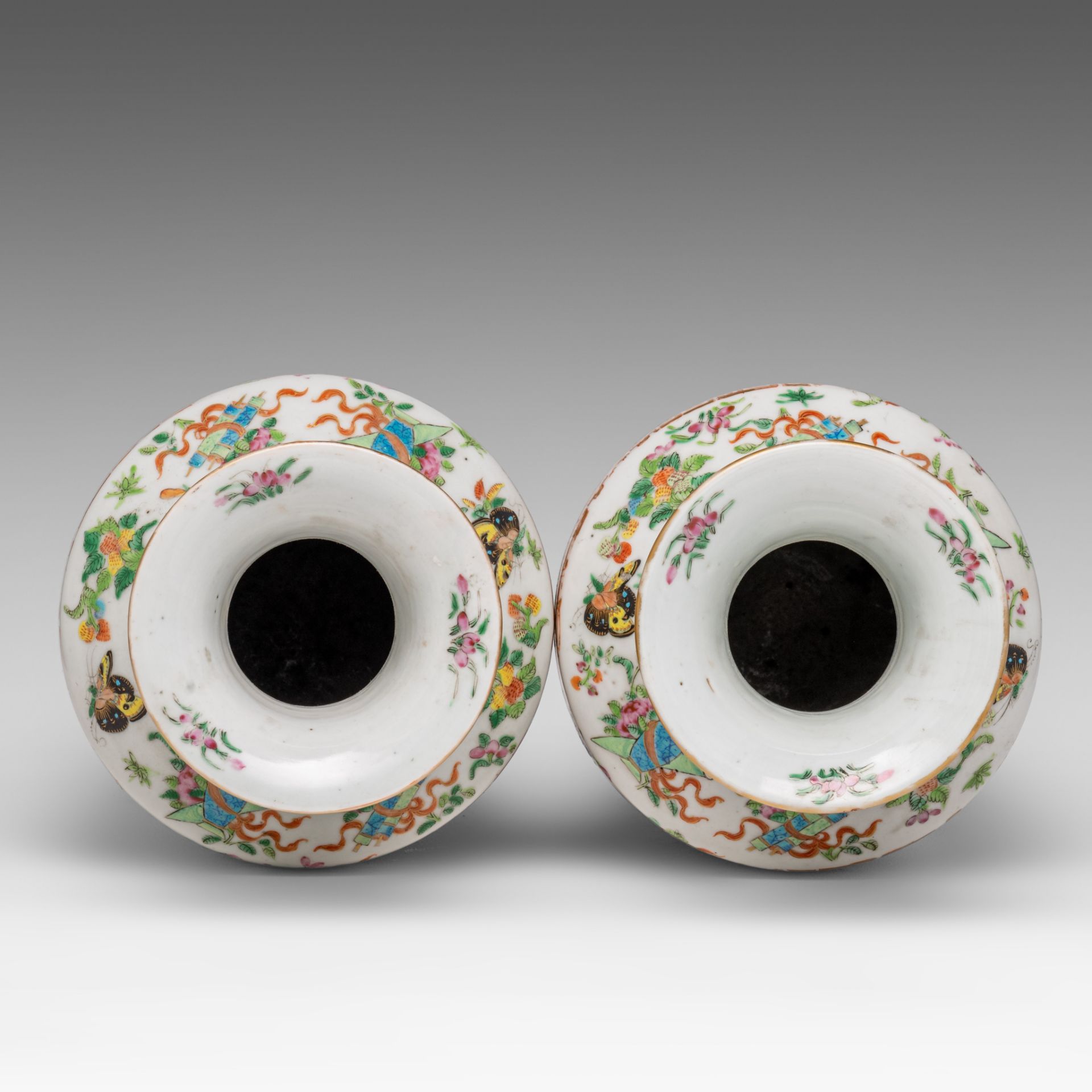 A similar pair of Chinese Canton famille rose on white ground vases, 19thC, H 34,8 cm - Bild 5 aus 6