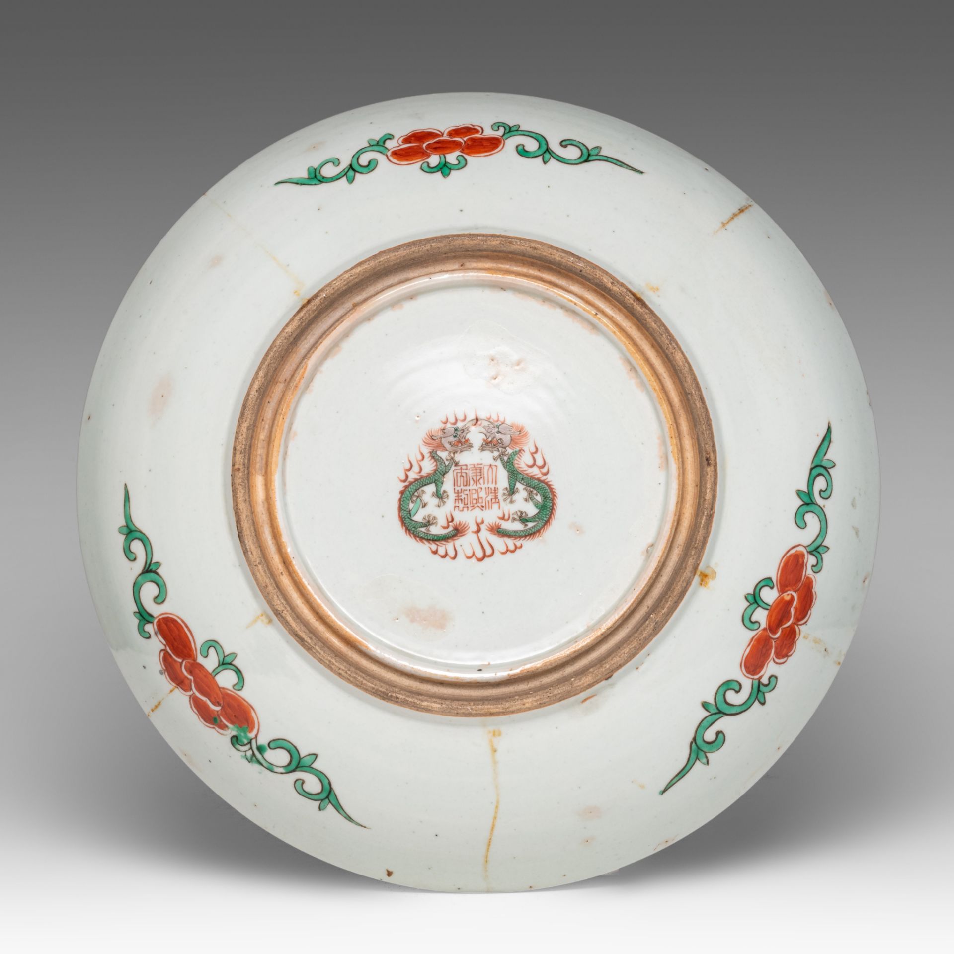 A pair of Chinese Kangxi style famille verte 'Peony' chargers, with a Kangxi mark, 19thC, dia 36,8 c - Bild 2 aus 3