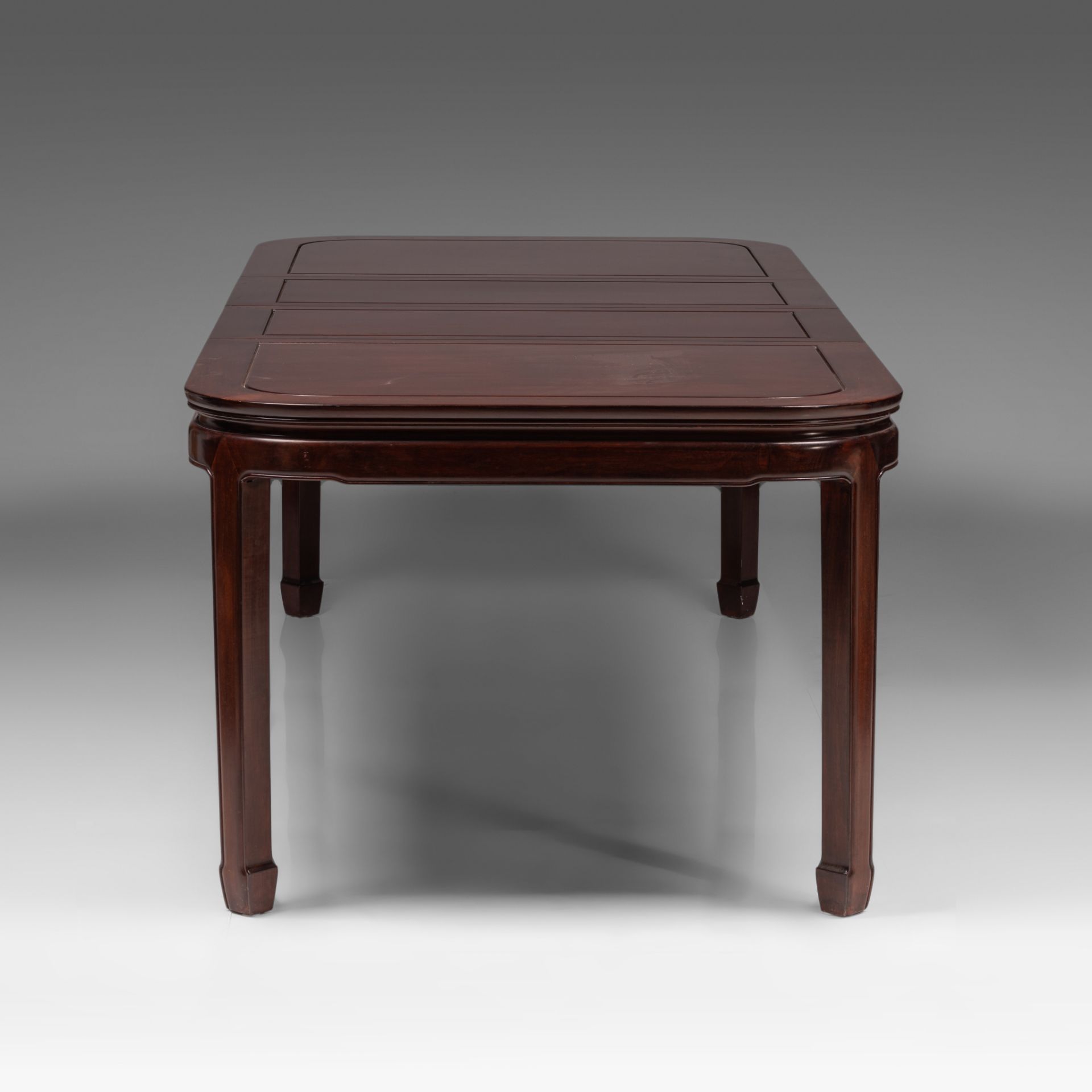 A Chinese rosewood dinner ensemble: dinner table (incl. extend) and ten chairs, 20thC, H 76 - 240 x - Bild 12 aus 18