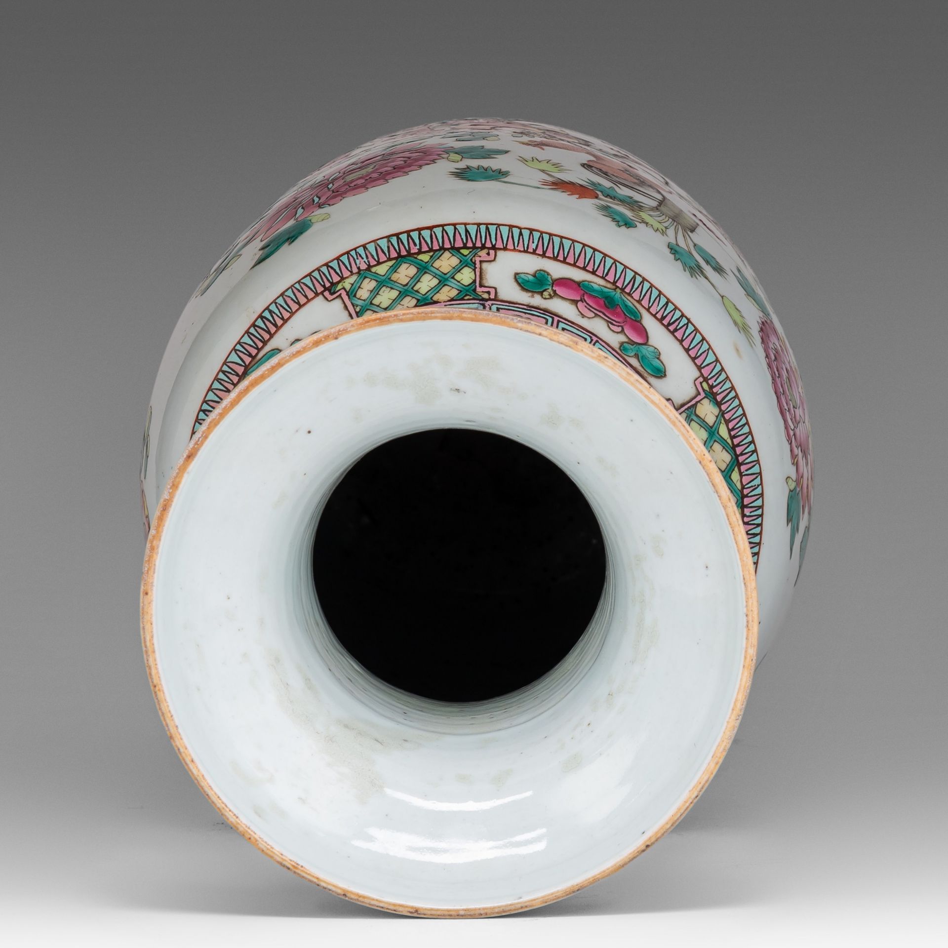 A Chinese famille rose 'Cockerel' vase, 19thC, H 61 cm - Bild 5 aus 12