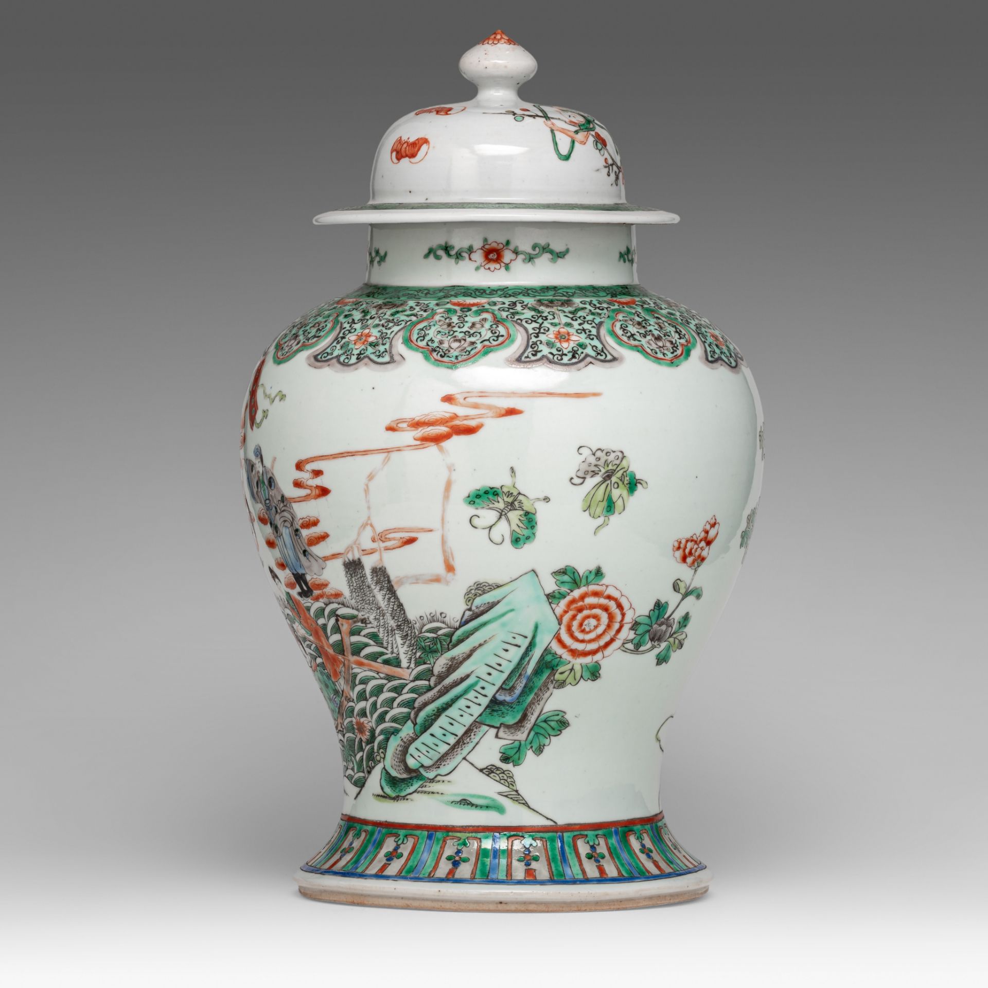 A Chinese famille verte 'Immortals' baluster vase and cover, Republic period, H 43,5 cm - Bild 3 aus 8