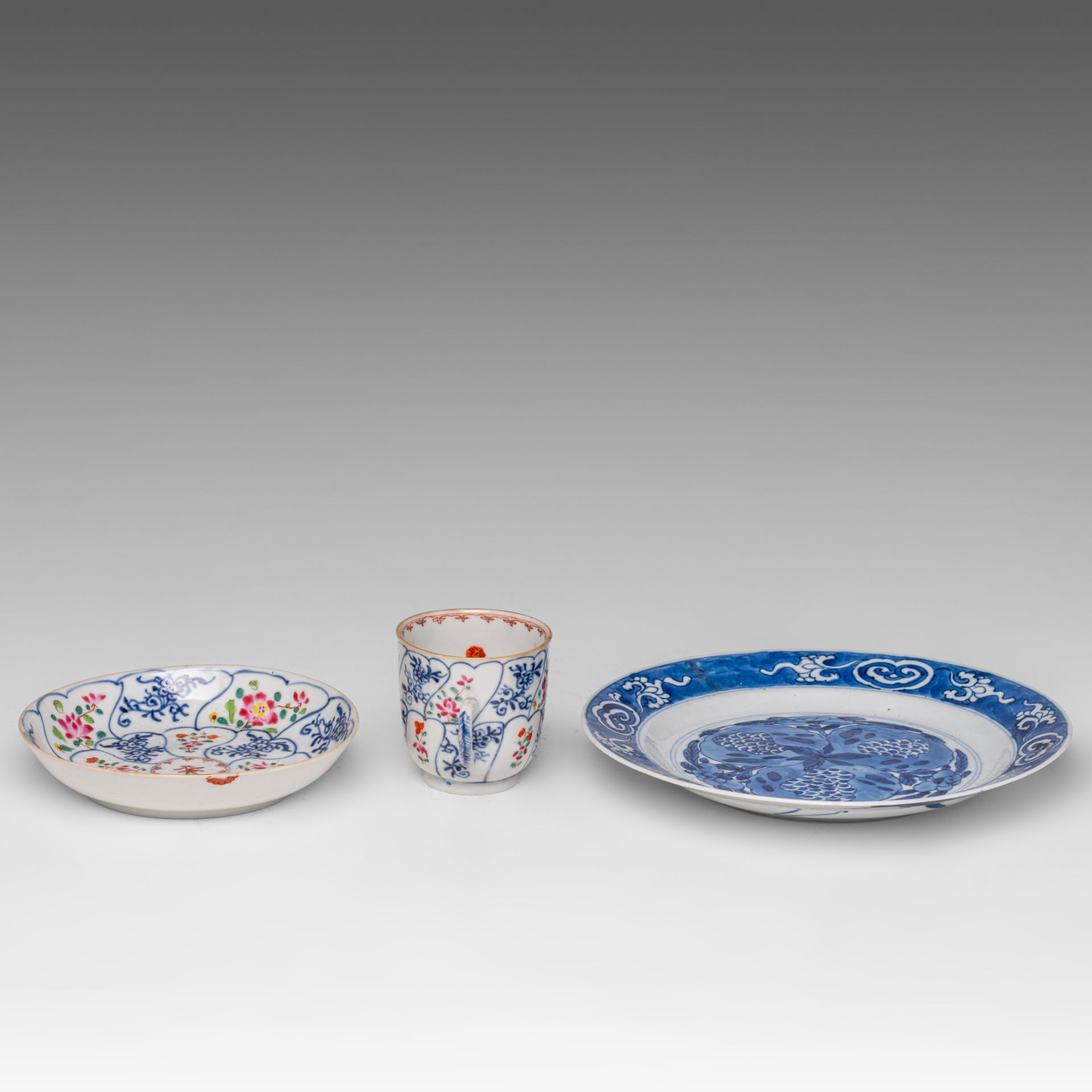 Three sets of Chinese famille rose export porcelain cups and saucers, Yongzheng and Qianlong period - Bild 5 aus 9