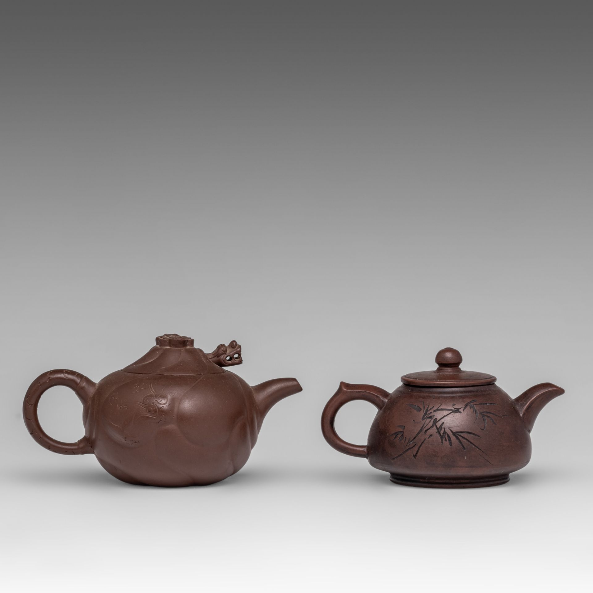 Two Chinese zhisha teapots, 20thC, L 17 - H 10,5 cm / L 20,5 - H 11,5 cm - Bild 4 aus 9