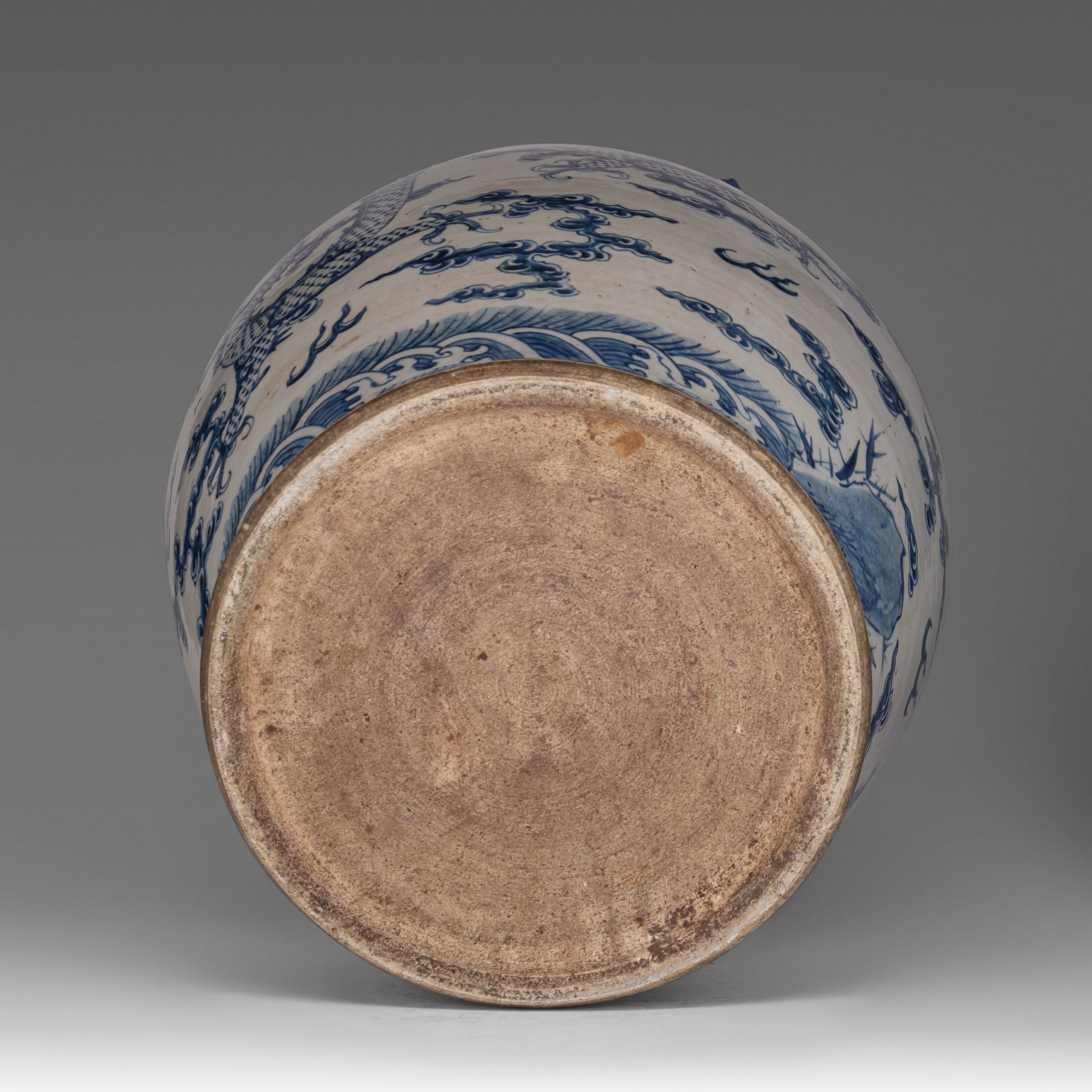 A pair of Chinese blue and white 'Dragon' covered vases, 19thC, H 64 cm - Image 7 of 18