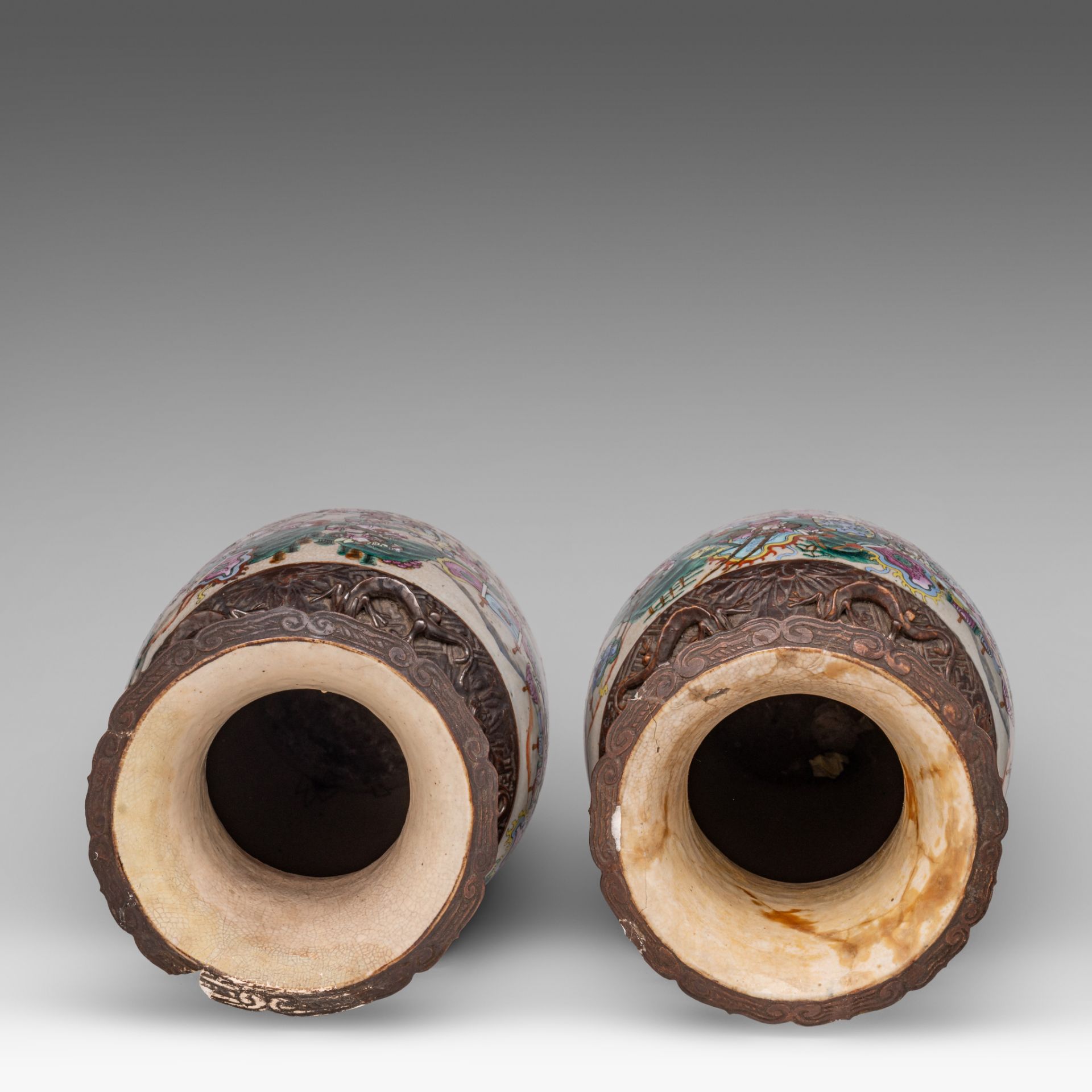 A pair of Chinese famille rose 'Battle scenes' Nanking vases, late 19thC, H 61,5 cm - Bild 5 aus 6