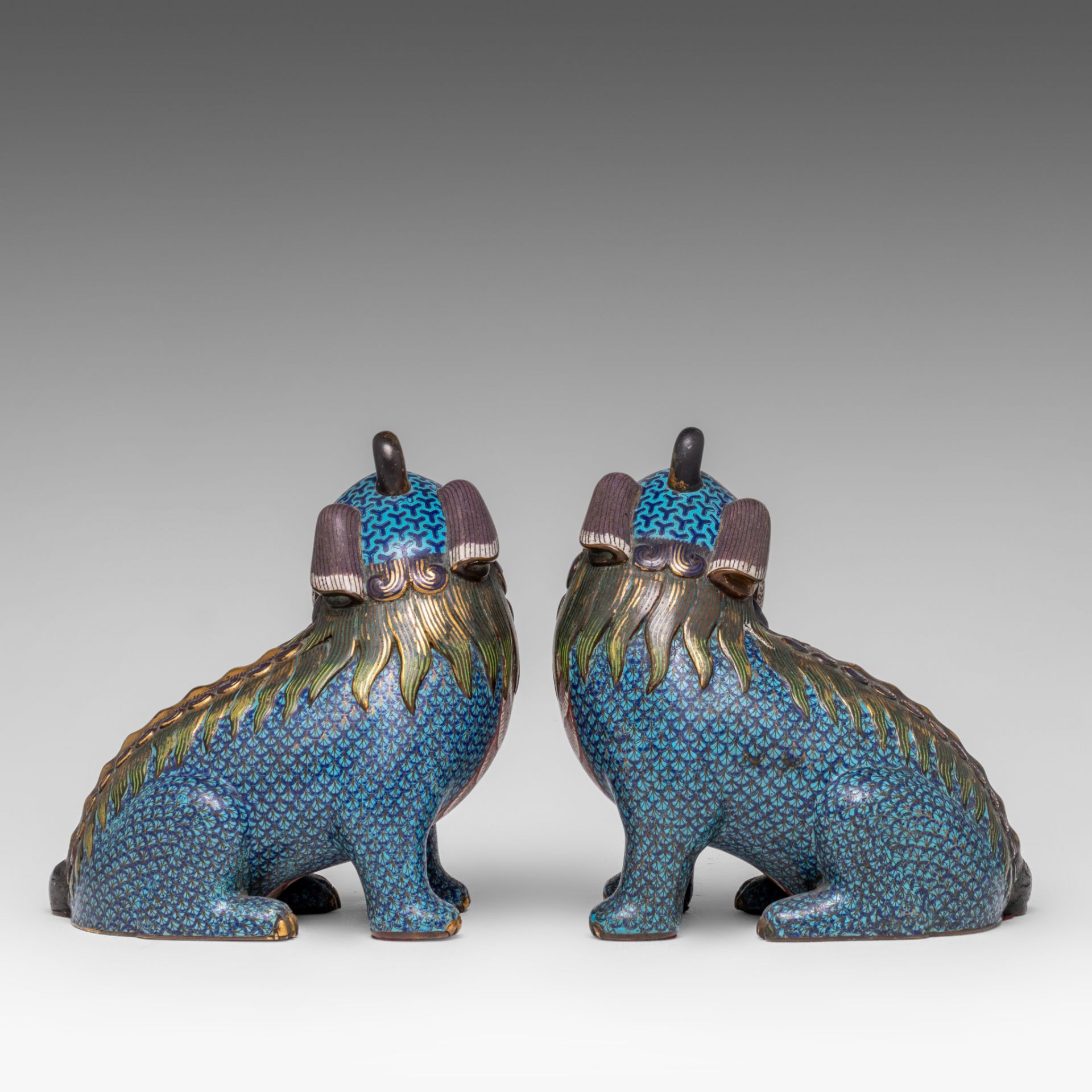 A pair of Chinese cloisonne enamelled figures of a Qilin, late Qing, L 20 - H 21 cm - Weight g - Image 4 of 7