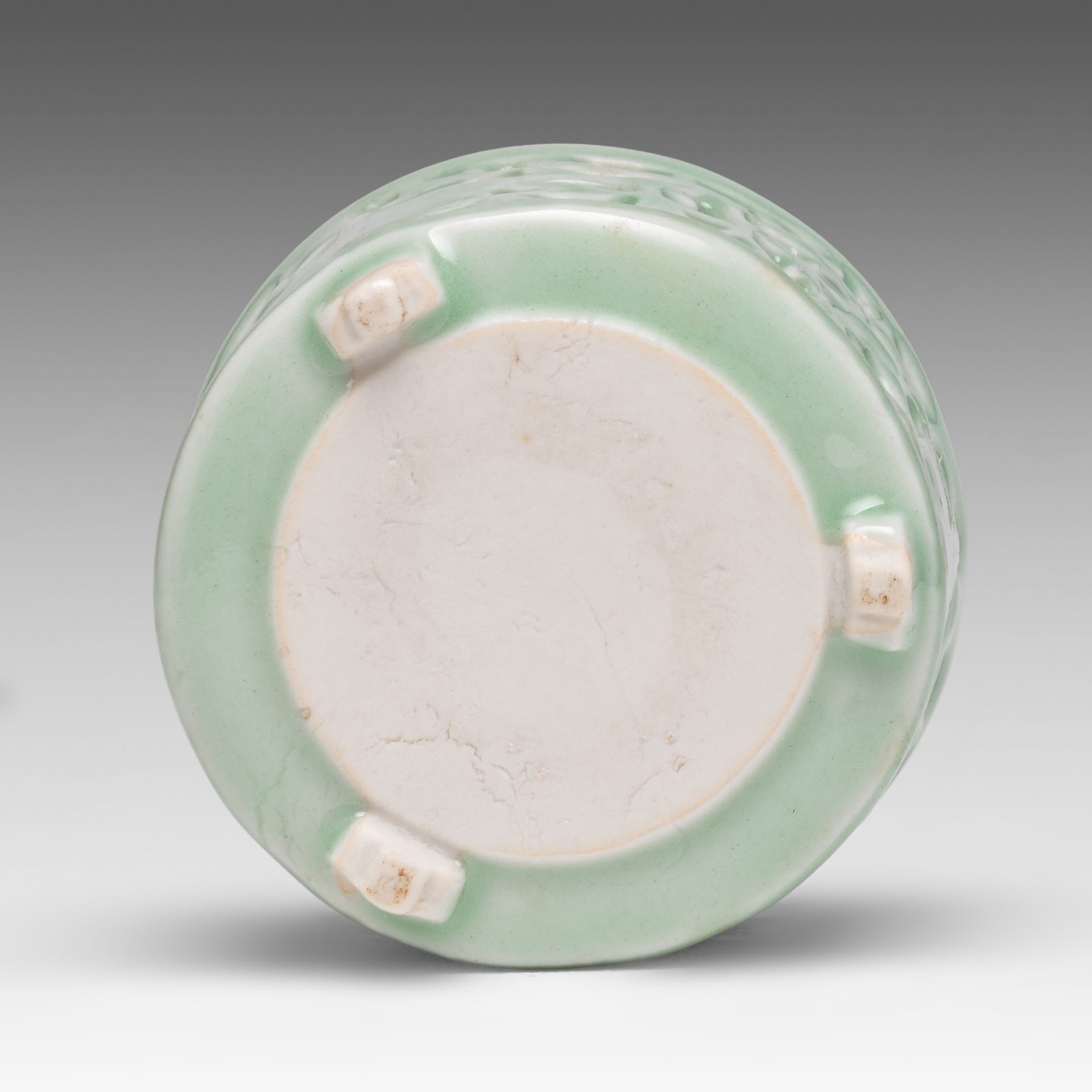 A Chinese celadon glazed reticulated 'Flower' tripod censer, H 6,2 cm - Bild 7 aus 7