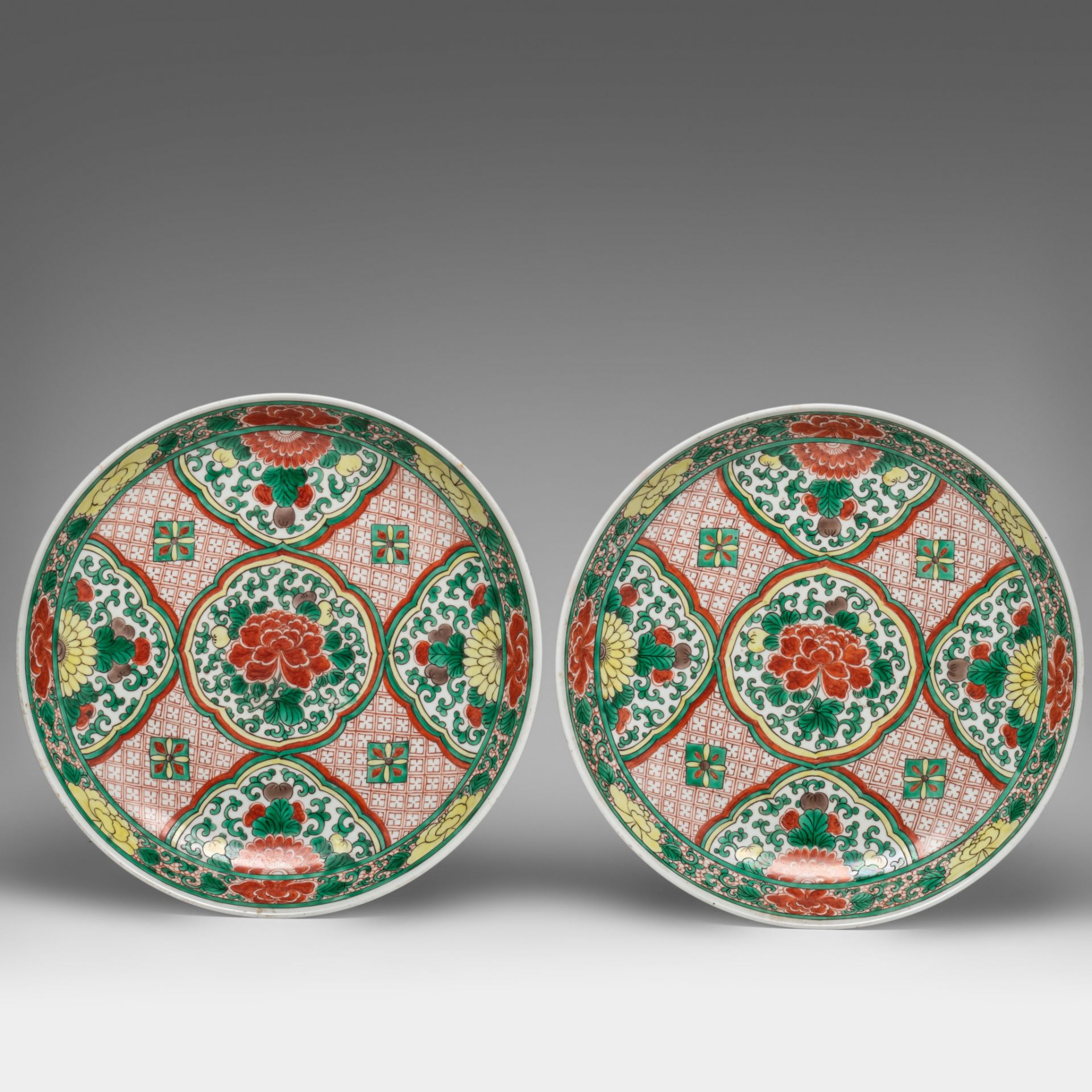 A pair of Chinese Kangxi style famille verte 'Peony' chargers, with a Kangxi mark, 19thC, dia 36,8 c