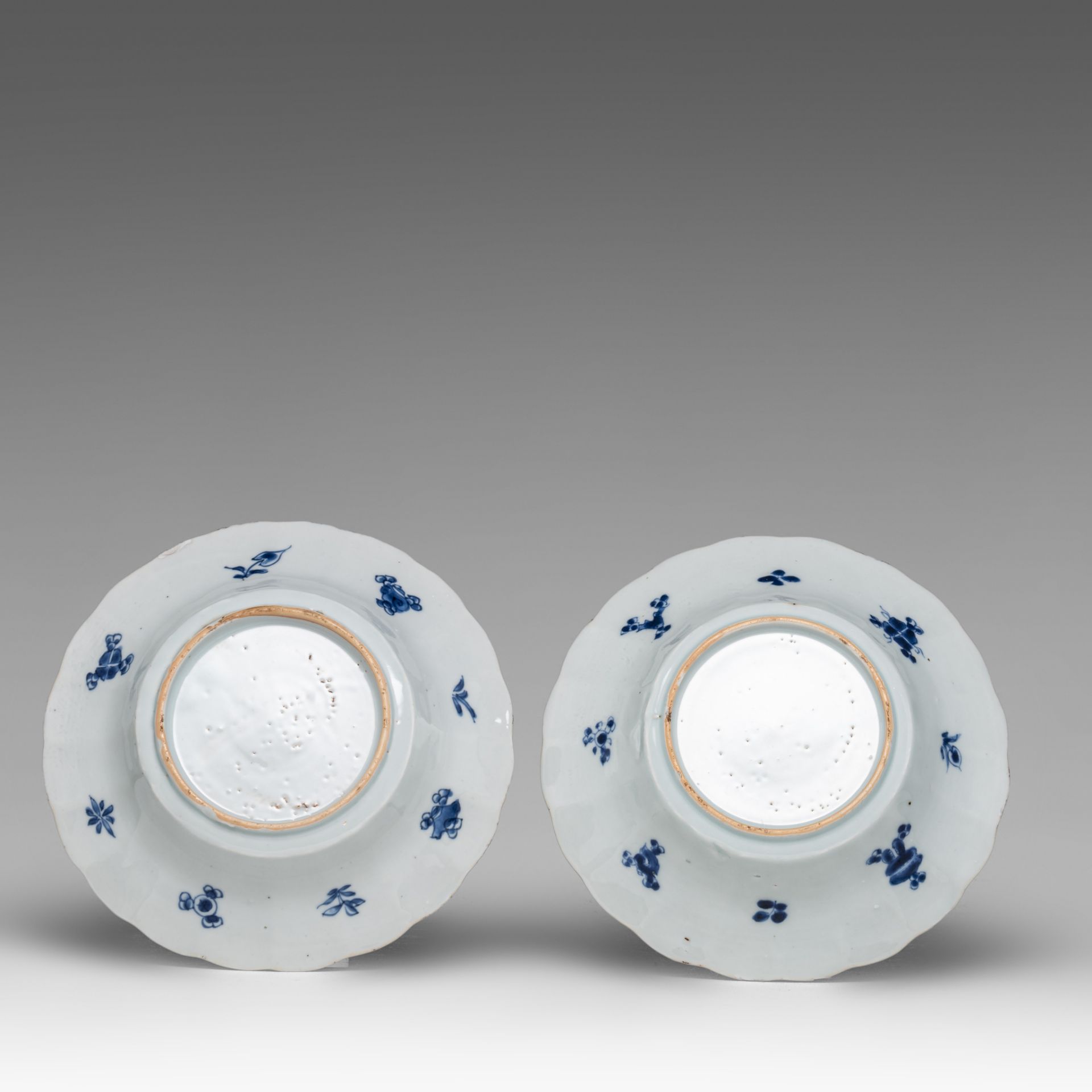 A series of three Chinese blue and white 'Crab and fish' deep dishes, Kangxi period, dia 20 cm - add - Bild 5 aus 7