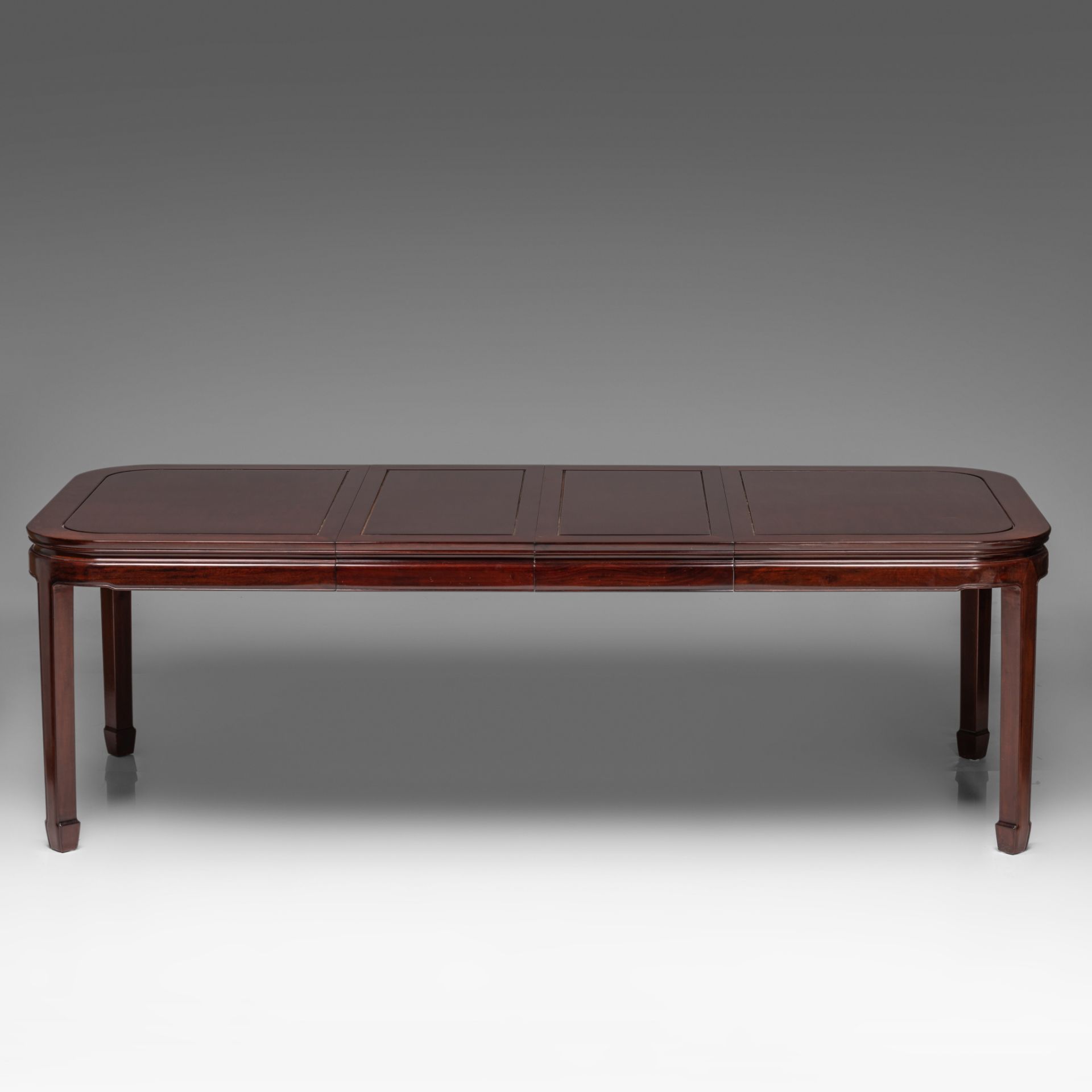 A Chinese rosewood dinner ensemble: dinner table (incl. extend) and ten chairs, 20thC, H 76 - 240 x - Bild 11 aus 18