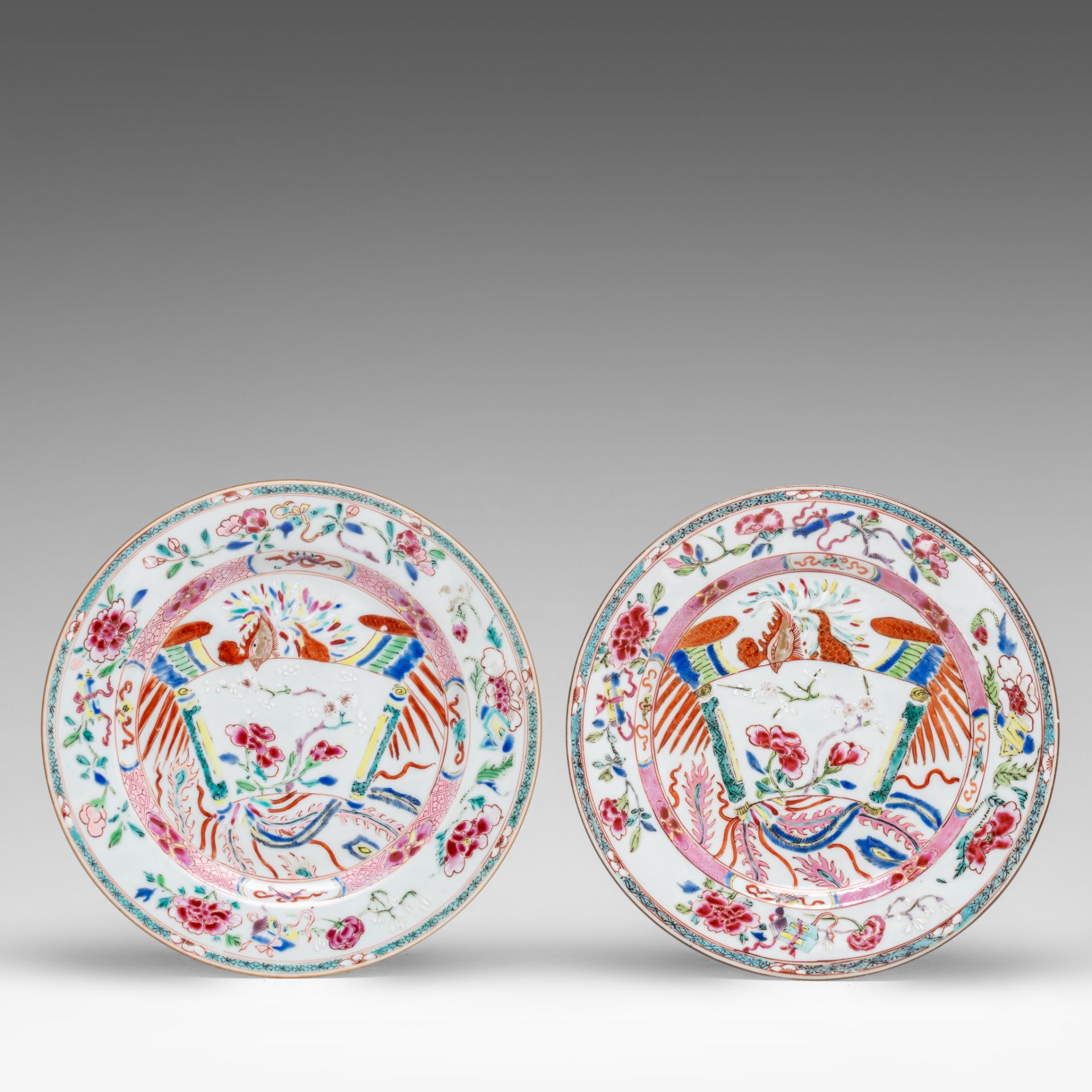 A unique series of five Chinese famille rose 'Phoenix holding a scroll' dishes, Qianlong period, dia - Bild 4 aus 7