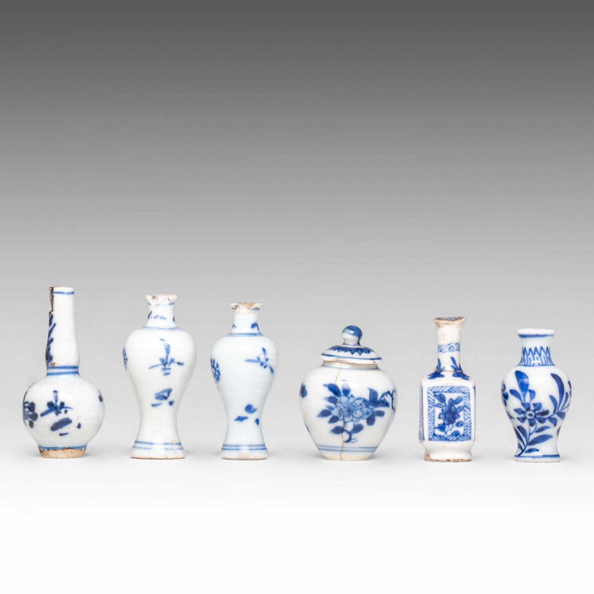 A collection of ten Chinese miniature vases, some Kangxi and some Qianlong period, tallest H 11 cm ( - Bild 10 aus 14