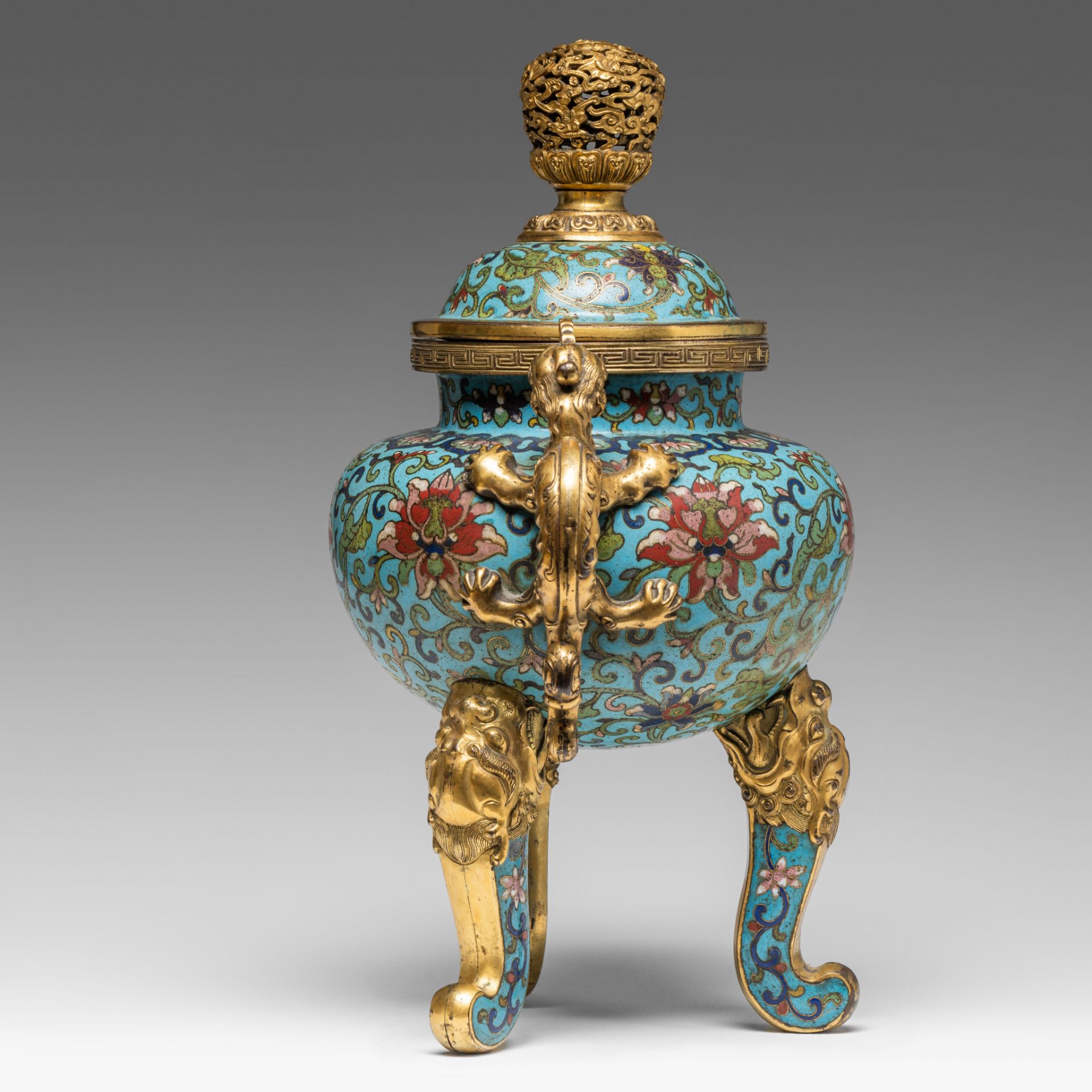 A fine Chinese cloisonne enamelled tripod censer and cover, late 18thC, H 32,8 cm - Image 4 of 8