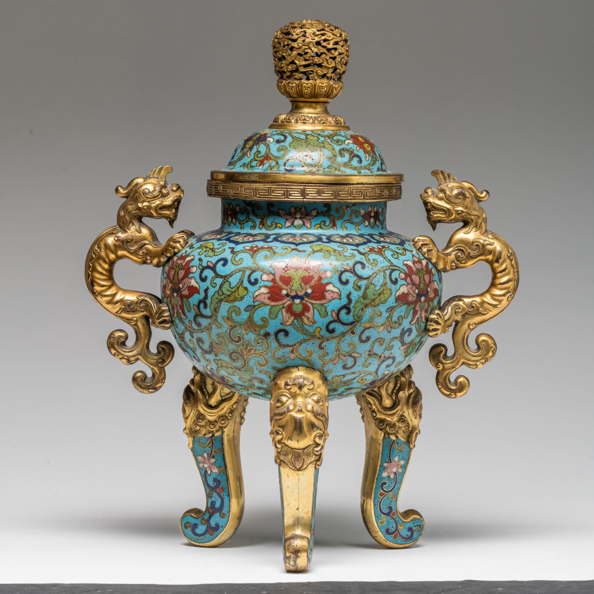 A fine Chinese cloisonne enamelled tripod censer and cover, late 18thC, H 32,8 cm - Image 3 of 8