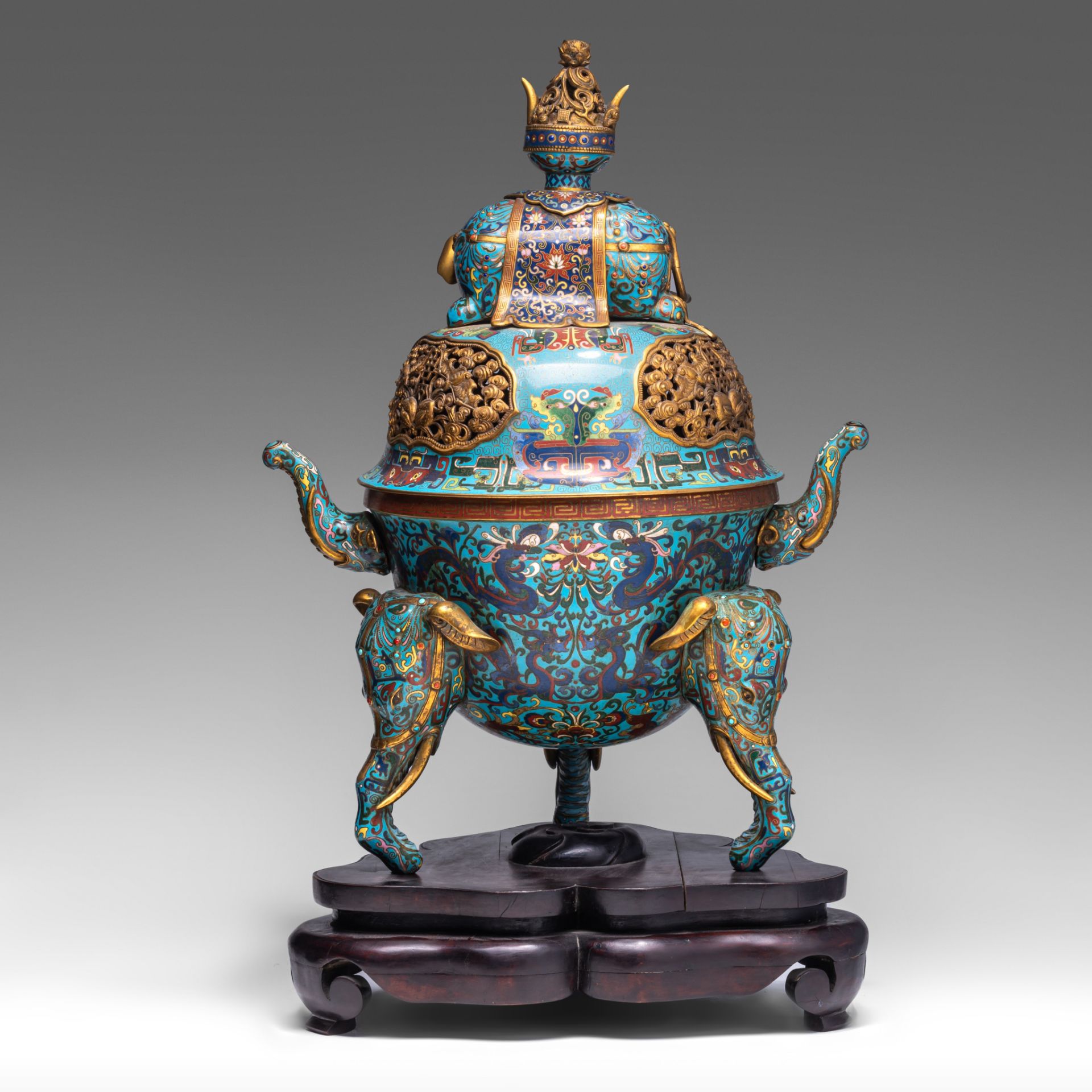 A Chinese five-piece semi-precious stone inlaid cloisonne garniture, late Qing, tallest H 57,5 - W 4 - Bild 5 aus 22