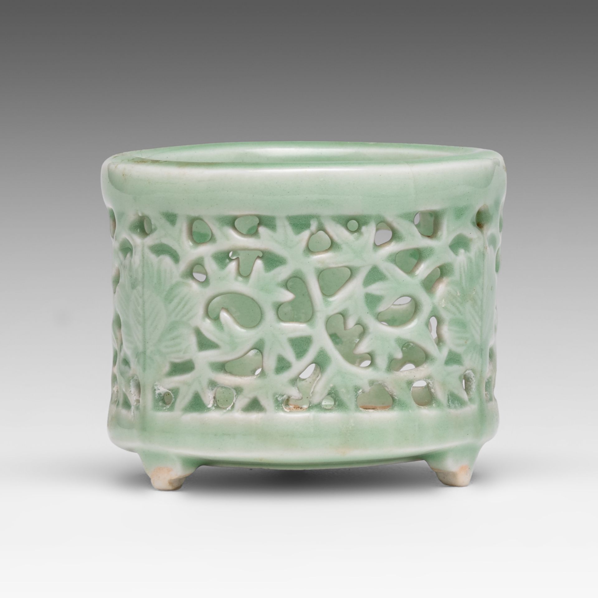 A Chinese celadon glazed reticulated 'Flower' tripod censer, H 6,2 cm - Bild 4 aus 7