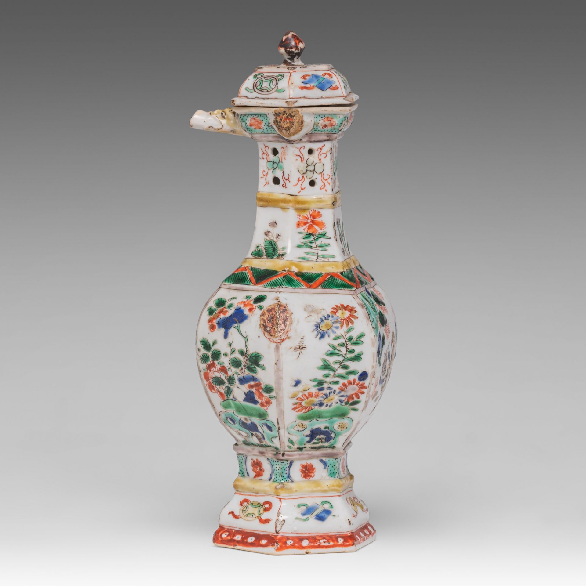 A Chinese famille verte hexagonal puzzle jug or ewer, Kangxi period, H 23,5 cm - Image 3 of 7