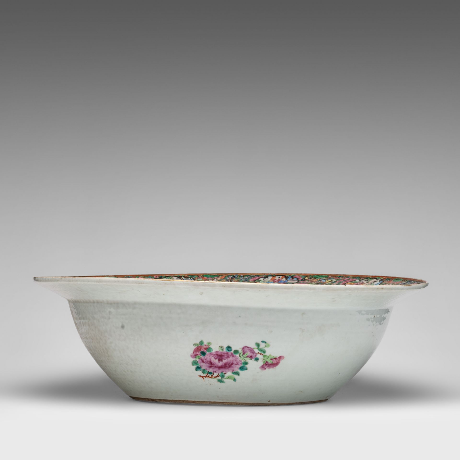 A Chinese Canton famille rose basin bowl, 19thC, dia 47 - H 14,5 cm - Bild 6 aus 9