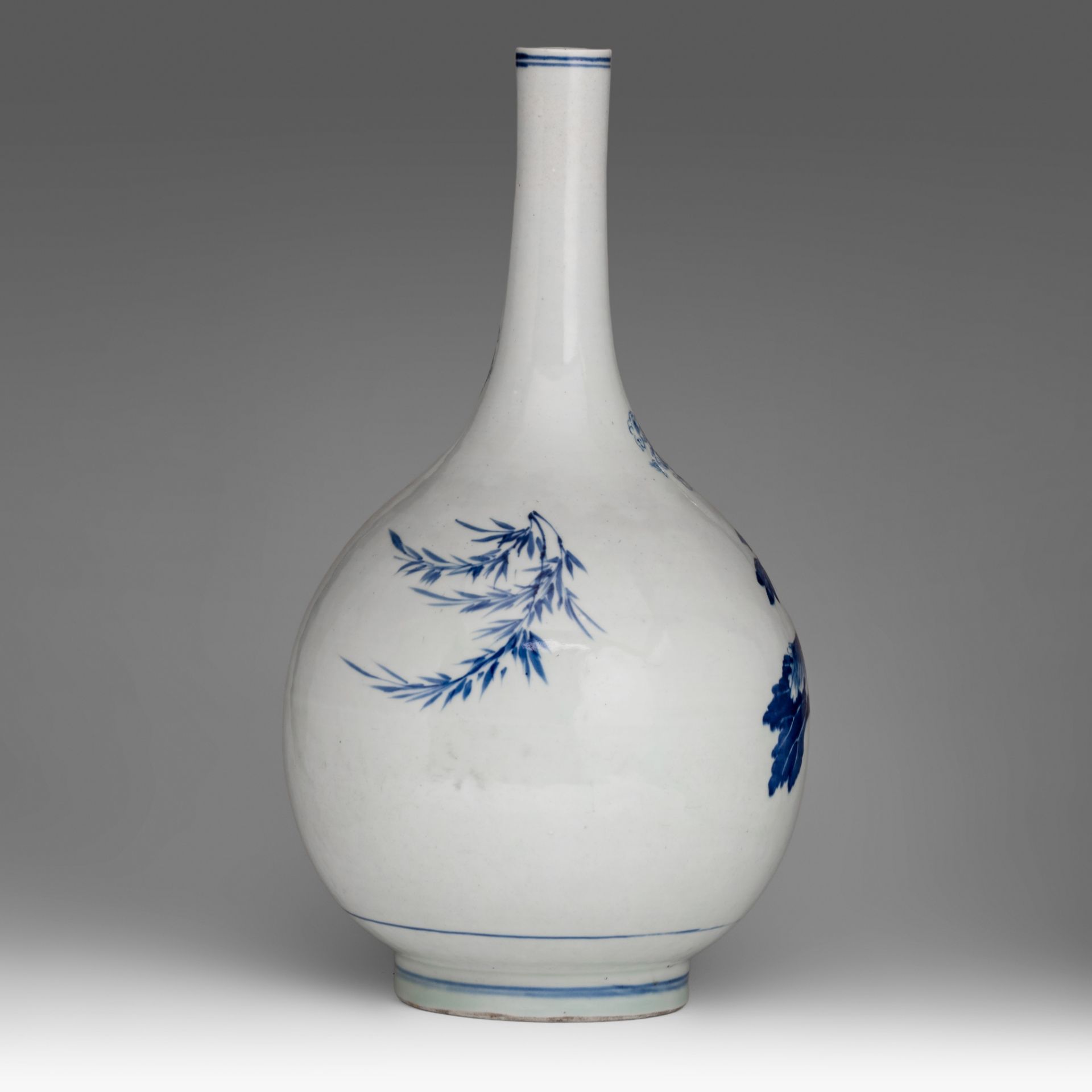 A large and elegant Chinese blue and white 'Flower Garden' bottle vase, late Qing, H 47,5 cm - Bild 3 aus 6