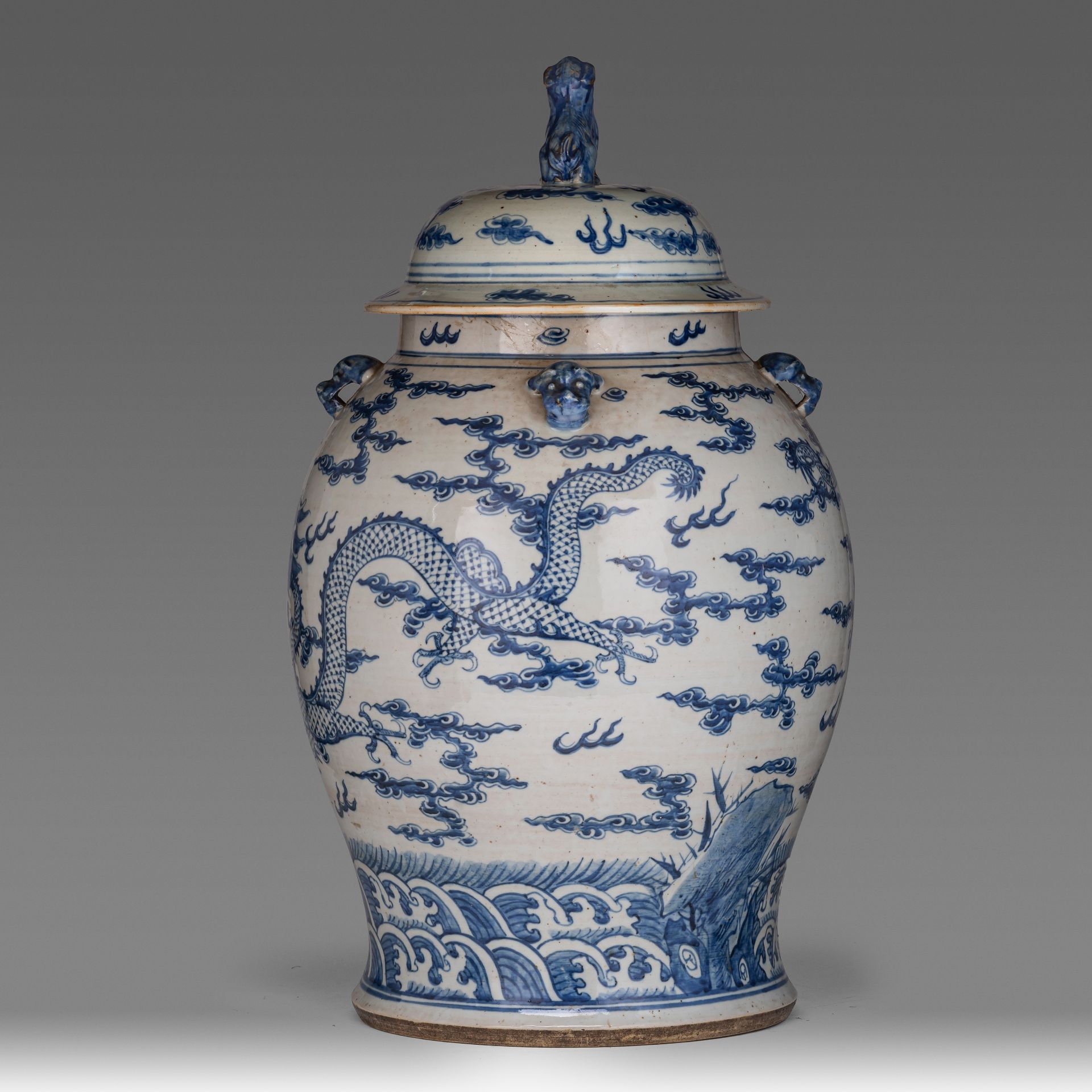 A pair of Chinese blue and white 'Dragon' covered vases, 19thC, H 64 cm - Image 9 of 18