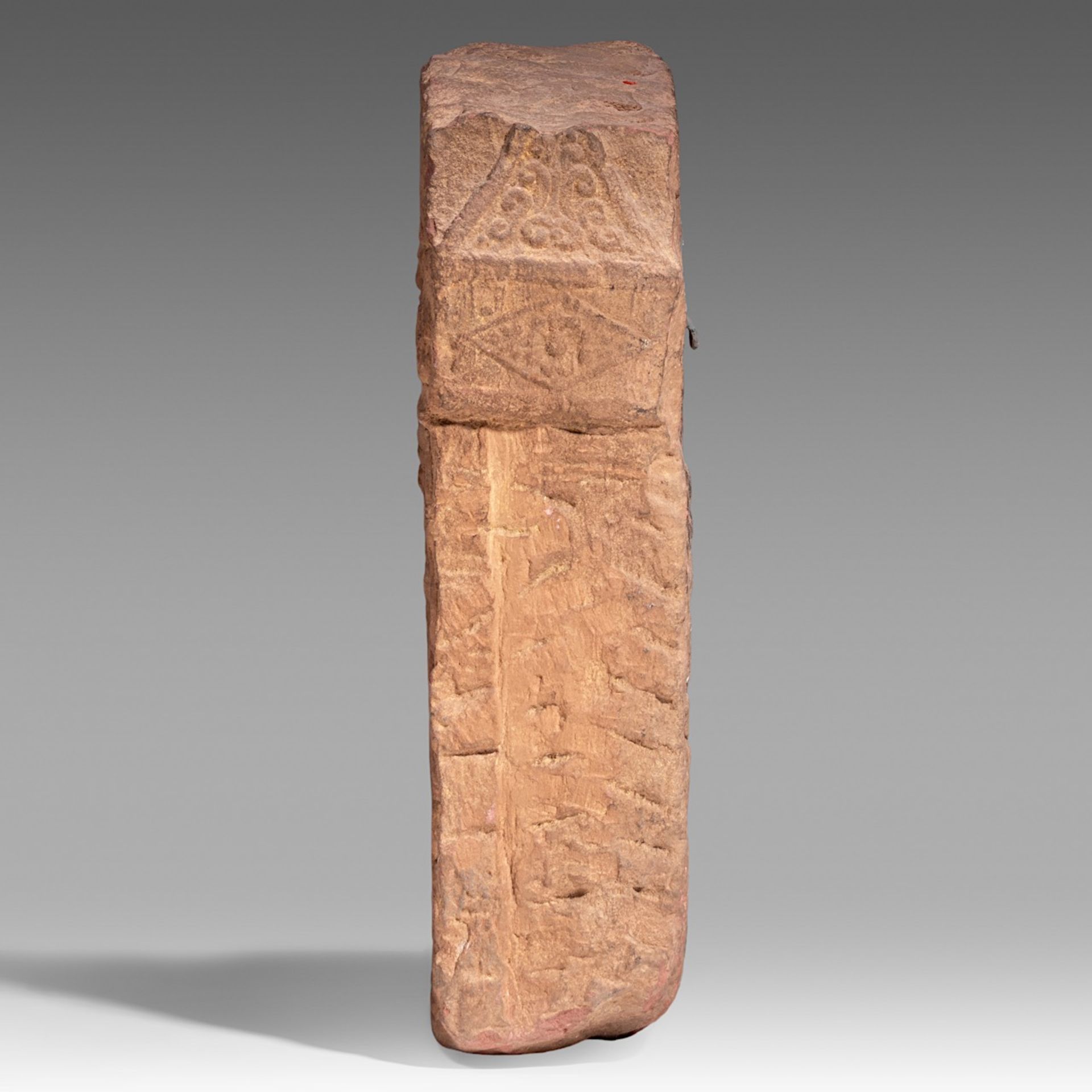 A sandstone fragment depicting a divinity, Khmer, presumably Bayon style, H 62 - W 45 cm - Bild 3 aus 5
